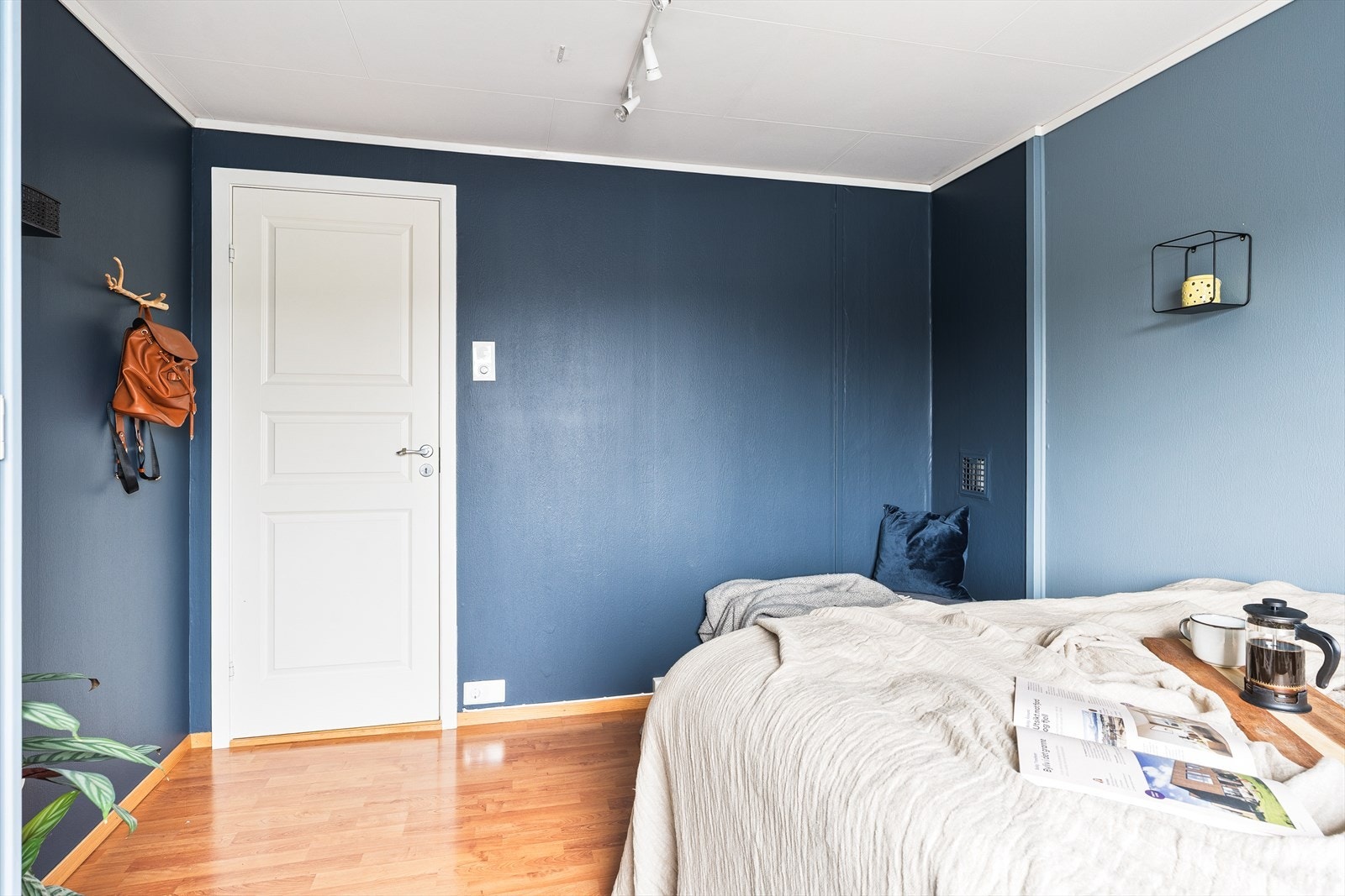 Hovedsoverommet er romslig og kan enkelt innredes med dobbeltseng og tilhørende møblement som nattbord og kommode Galleribilde