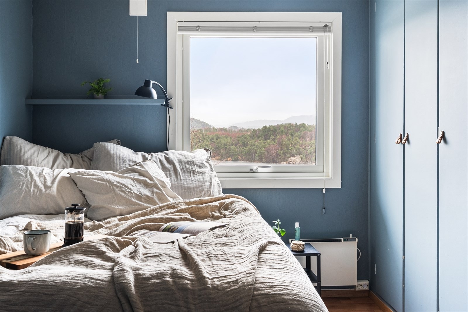 Praktisk innebygd garderobeskap for oppbevaring Galleribilde