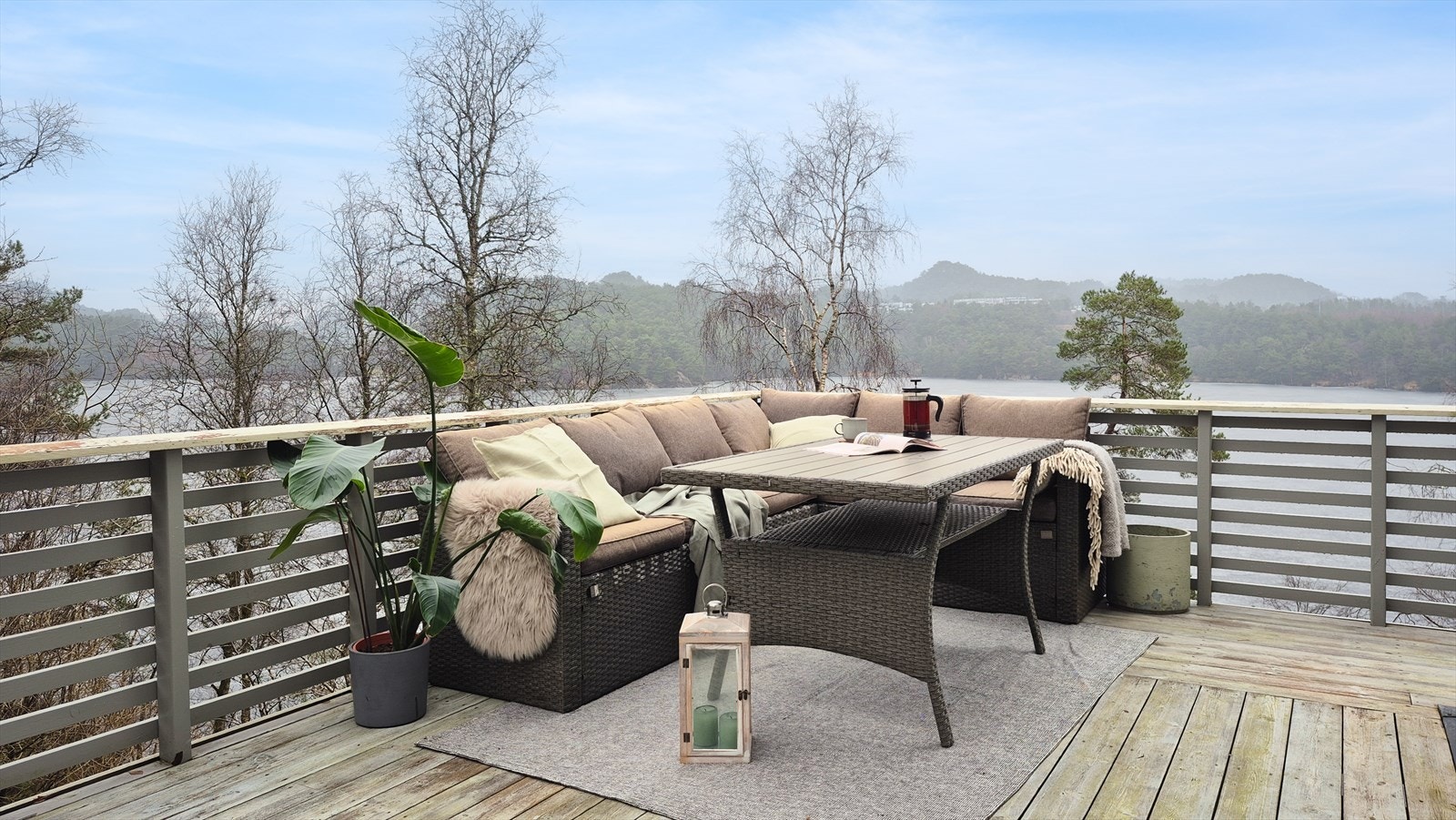 Her er det rikelig med plass til flere sittegrupper, grill og hyggelig beplantning Galleribilde