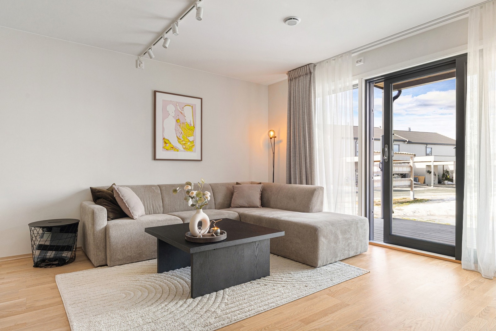 Leiligheten har en flott beliggenhet i byggets 1.etasje, med direkte tilgang til terrassen og plenen Galleribilde