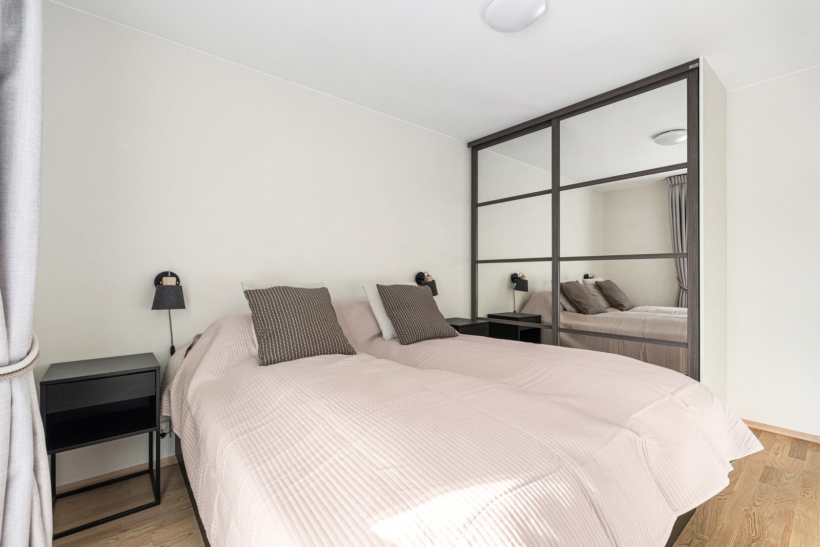 Soverom med god plass til garderobeskap og dobbeltseng. Galleribilde