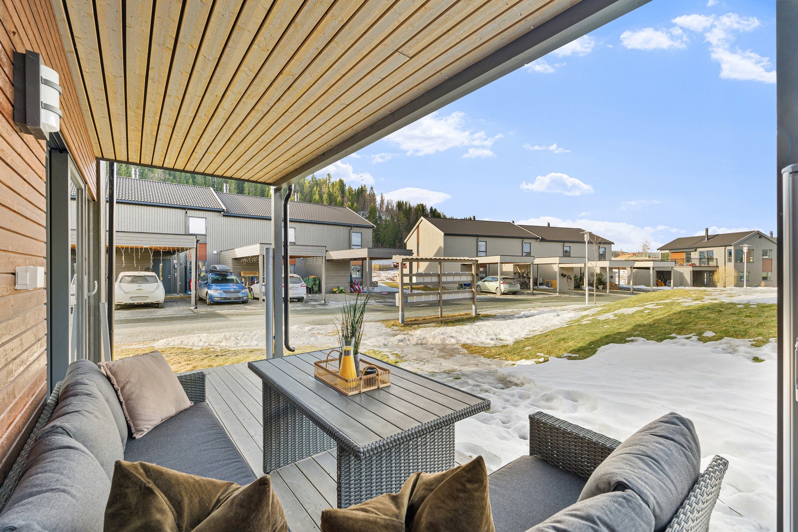 Terrasse på ca 10,8m². Nydelig ettermiddag/kveldssol med solnedgang Galleribilde