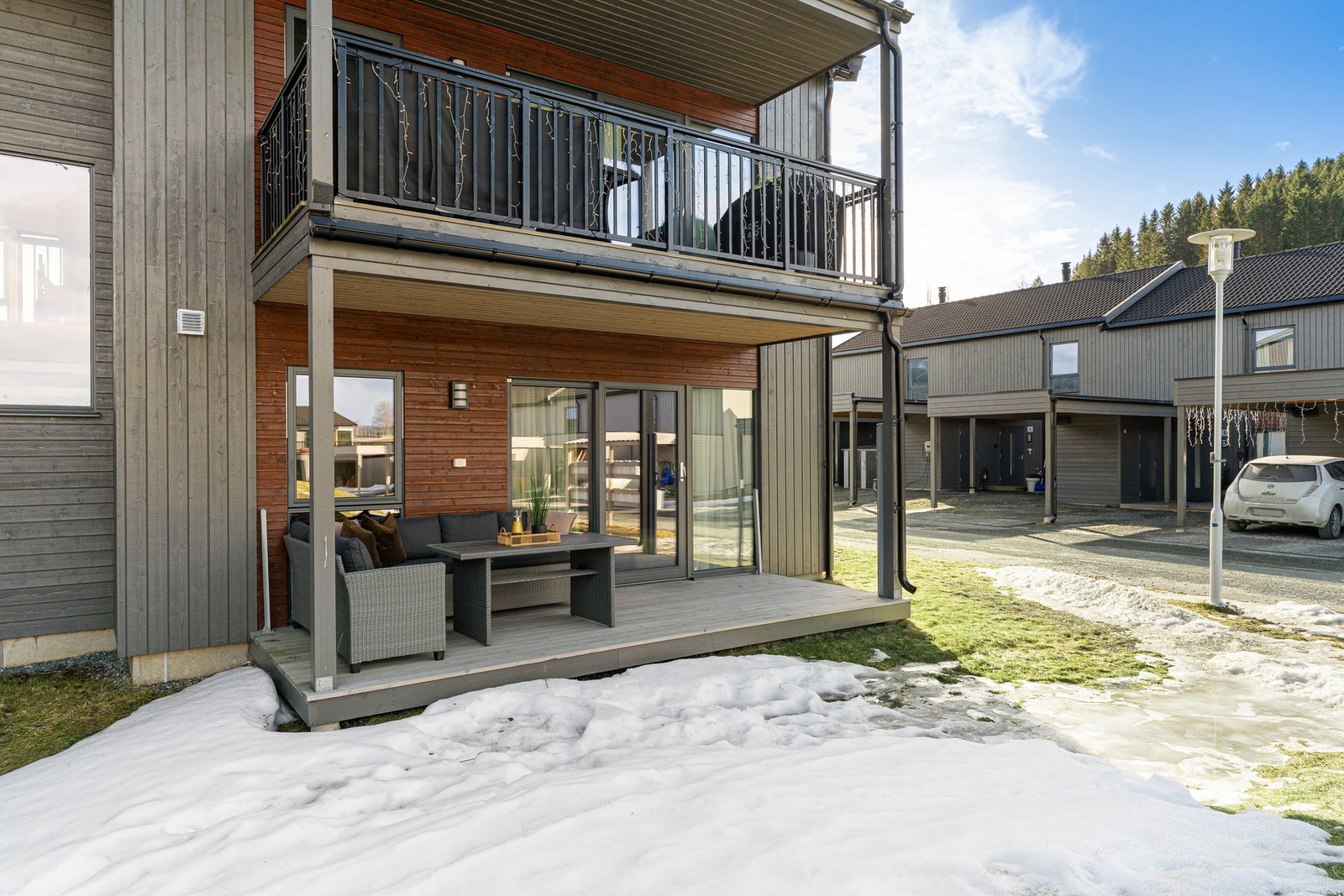 Leiligheten ligger meget fint til med nærhet til mark og grøntområder. Galleribilde