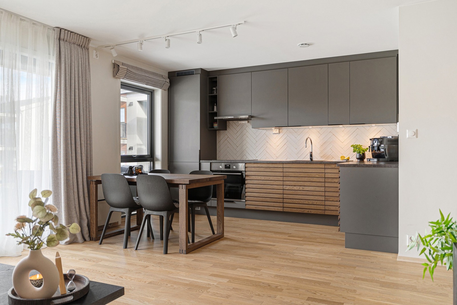 Kjøkkenet er fra byggeår og har fått tilstandsgrad 1 av takstmann. Her ble det gjort en rekke gode tilvalg Galleribilde