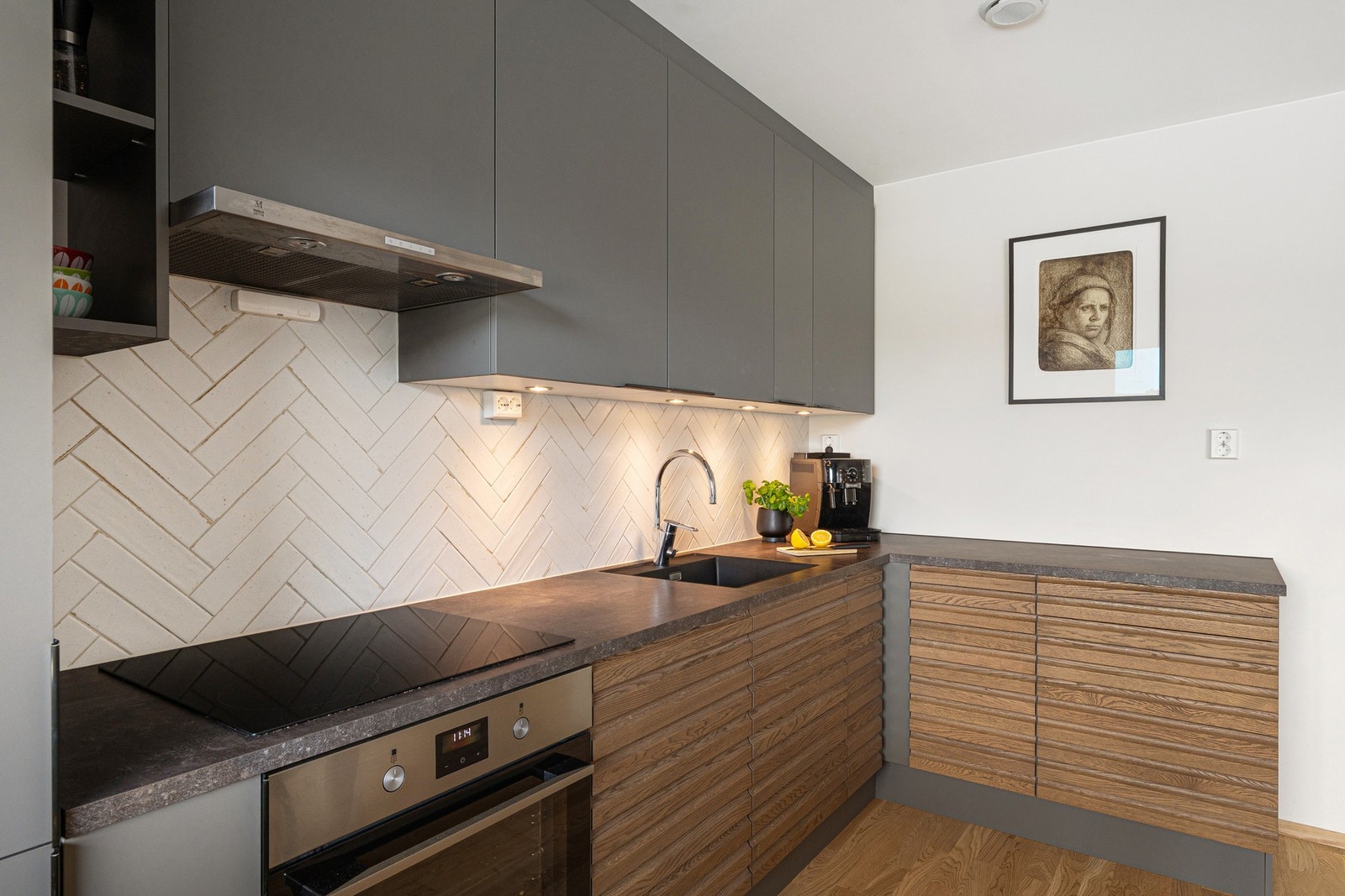 Tidløst og moderne kjøkken med mørkebelagte fargetoner. Galleribilde