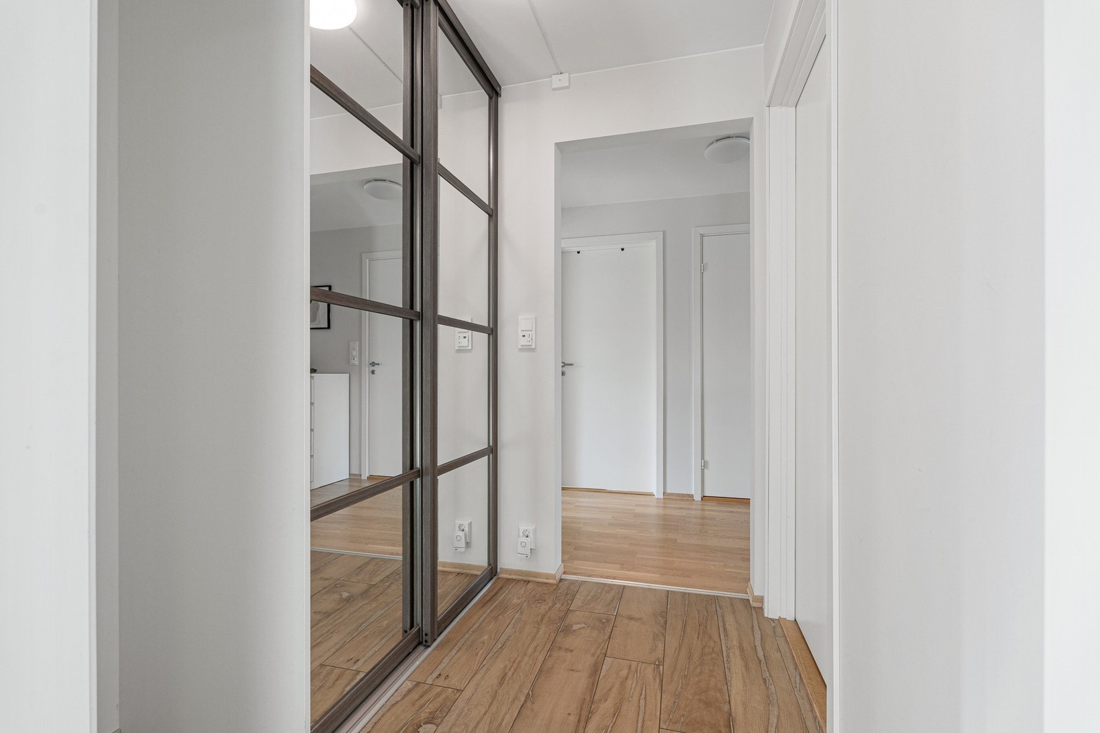 Skyvedørsgarderobe ved inngangspartiet Galleribilde