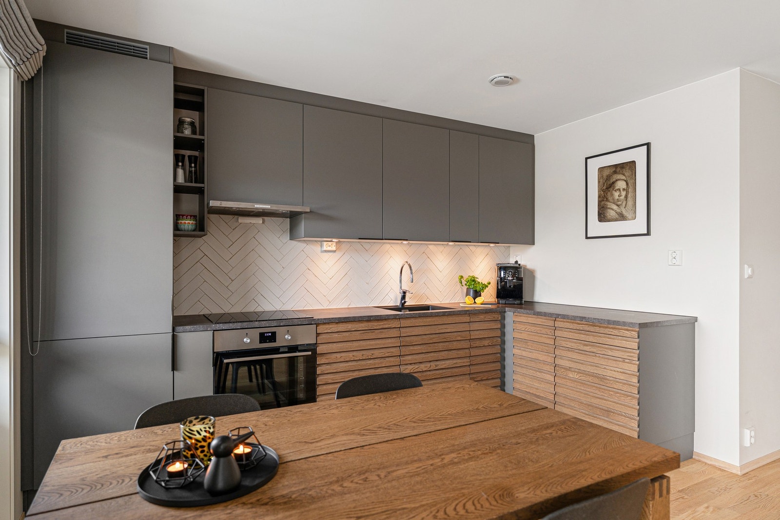 Kjøkkenet har integrert platetopp, stekeovn, kjøl/fryseskap og oppvaskmaskin. Galleribilde