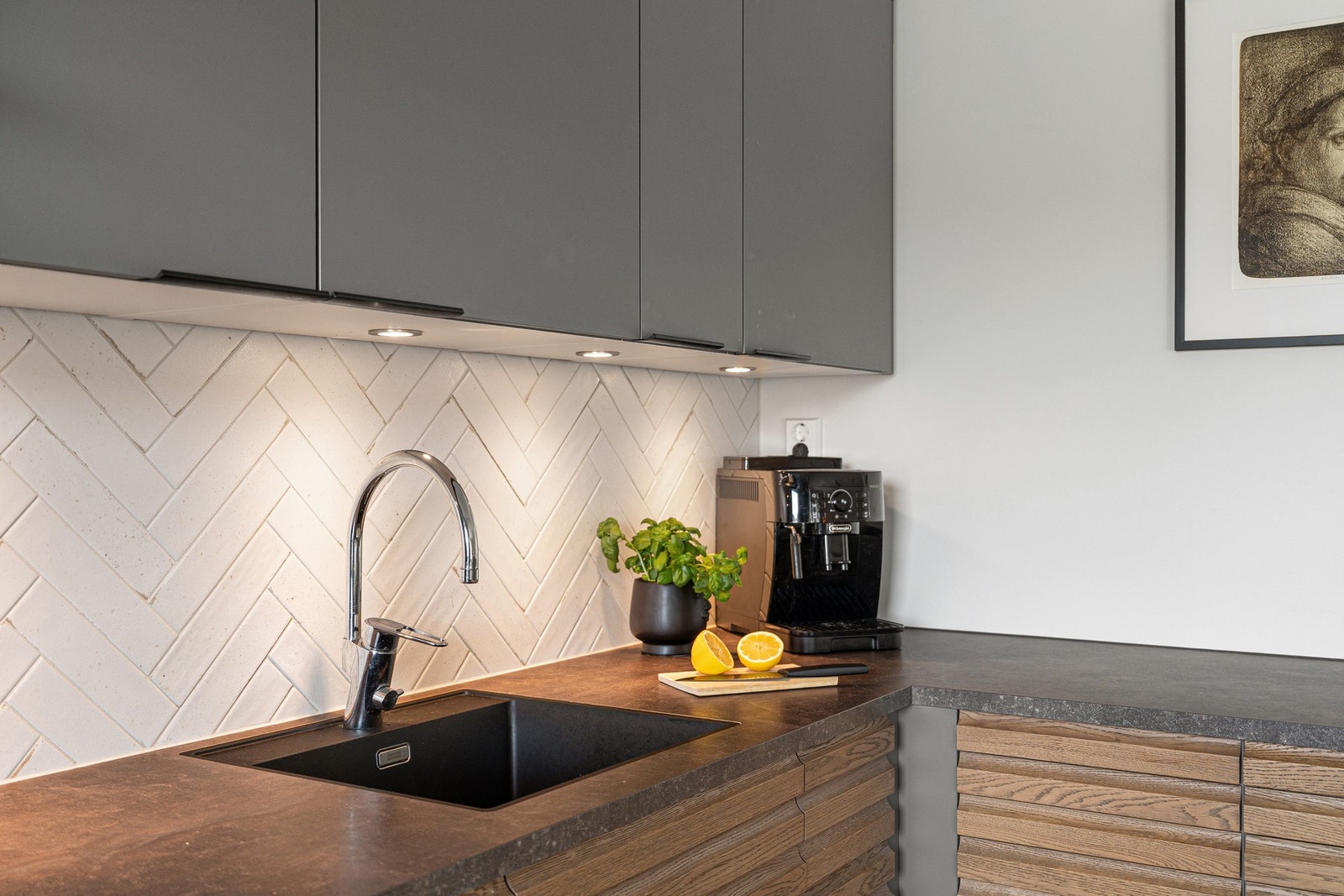 Kjøkken med god skap- og benkeplass. Galleribilde