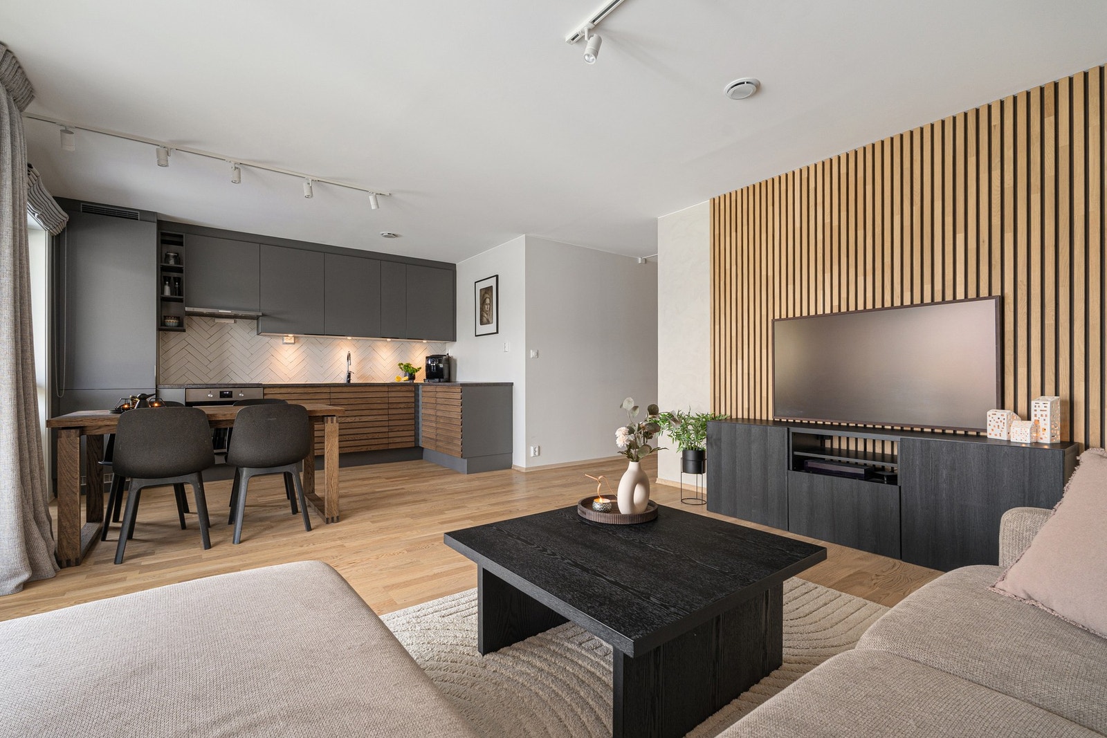 Velkommen inn til lun og romslig åpen stue-/kjøkkenløsning på 26,7m². Galleribilde