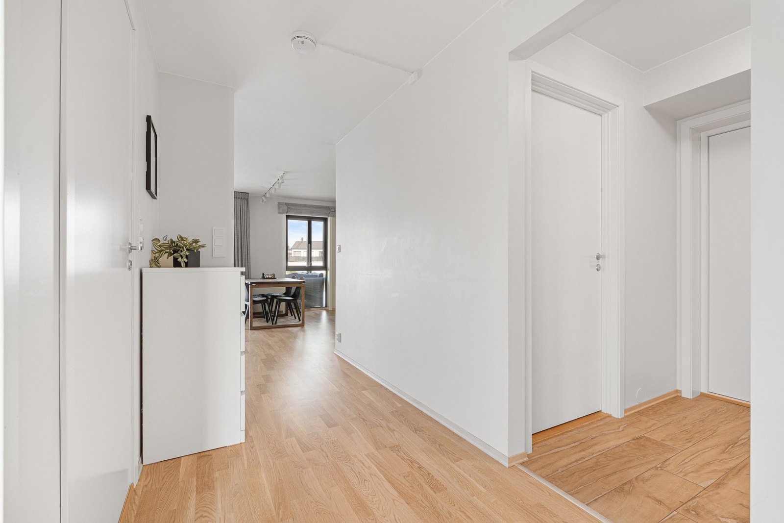 Oversiktlig gang. Galleribilde