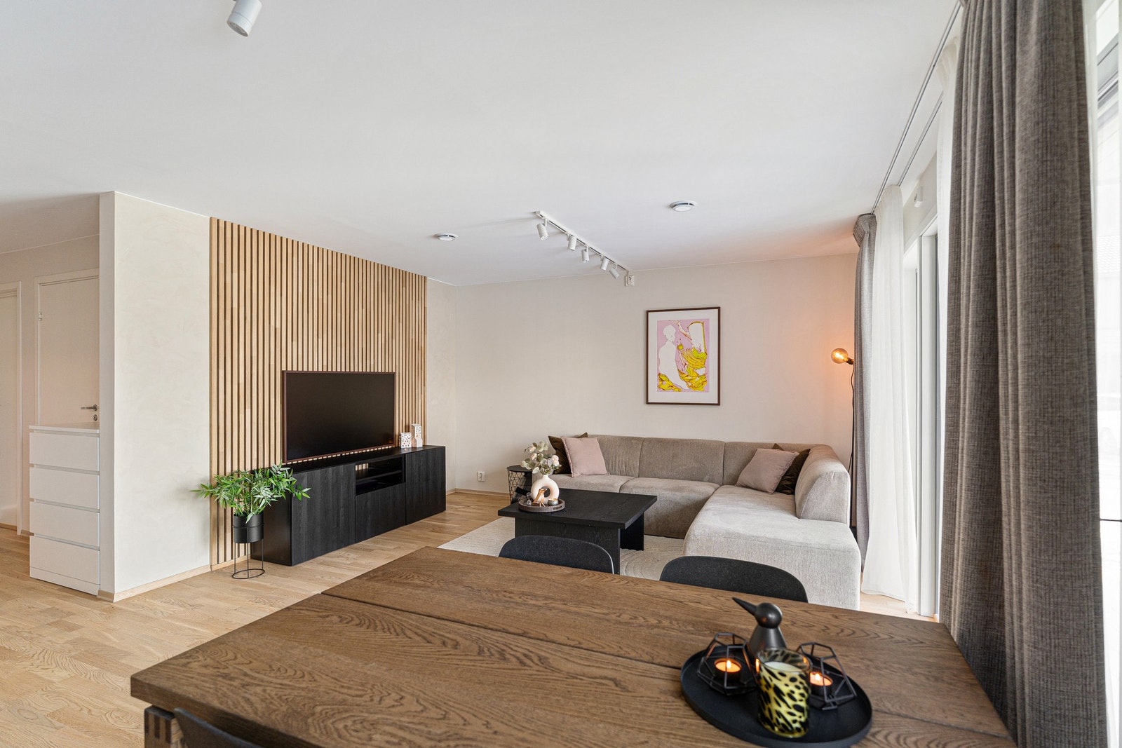 God takhøyde som bidrar til en luftig romfølelse. Galleribilde