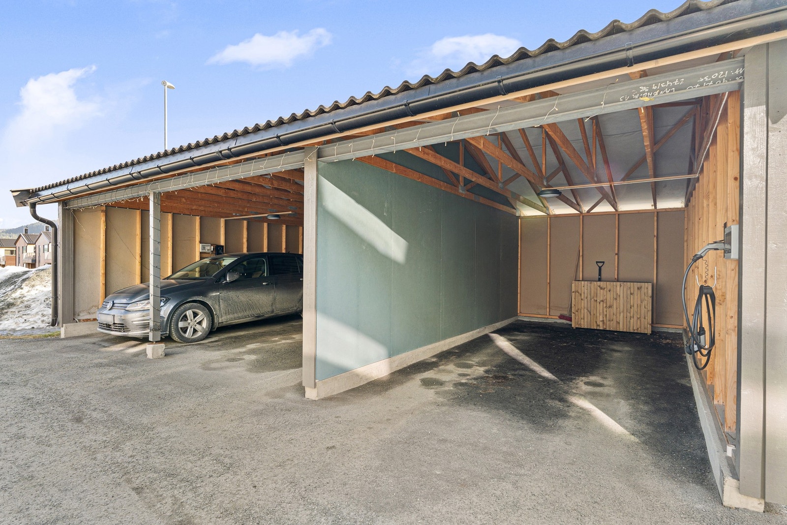 Egen parkering i carport med god takhøyde. Galleribilde