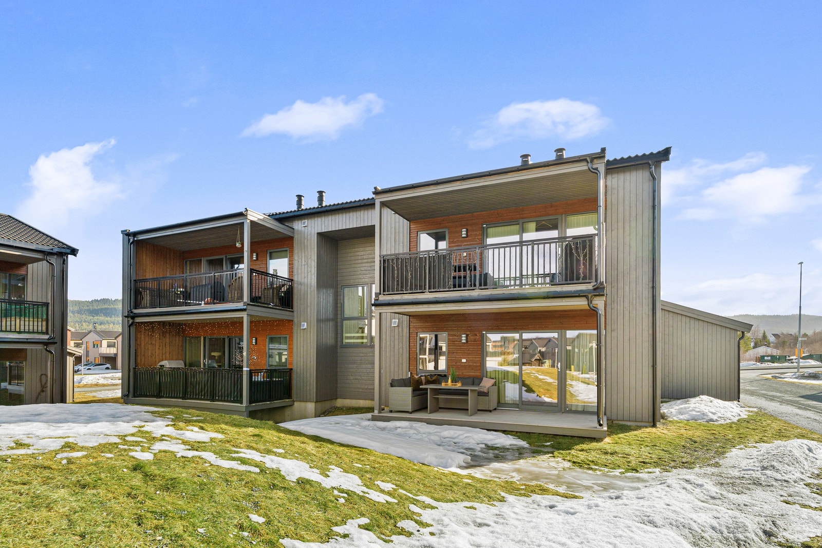 Boligen ligger i et bygg fra 2021 og har gjennomgående høy standard. Sportsbod på siden av bygget. Galleribilde