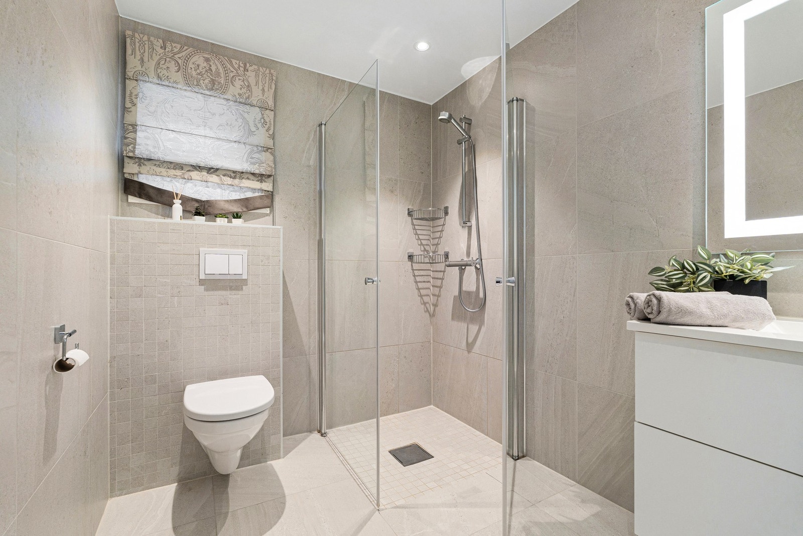 Badet er på ca 5.3m² og er fra byggeår. Galleribilde