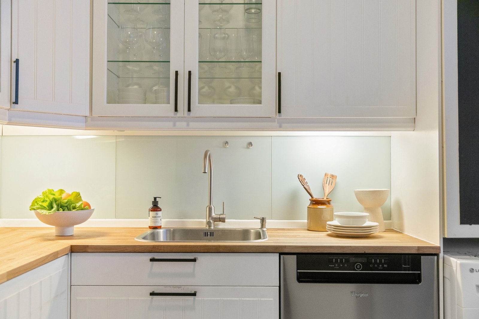 Av integrerte hvitevarer finnes koketopp og stekeovn, samt frittstående oppvaskmaskin og kjøl-/fryseskap. Det er også opplegg for vaskemaskin på kjøkkenet, og denne medfølger handelen. Galleribilde