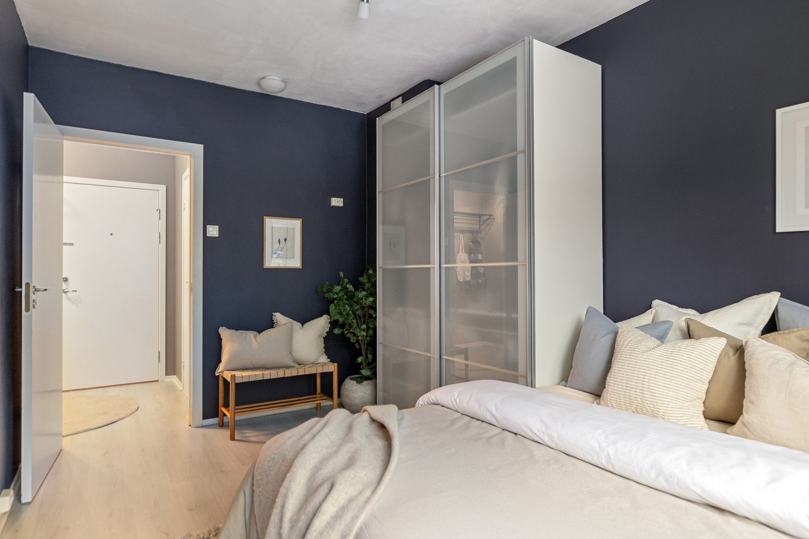 Rommet fremstår som rolig og behagelig, og veggene ble malt i en delikat blåfarge i 2025 som gir en lun og avslappende atmosfære. Galleribilde