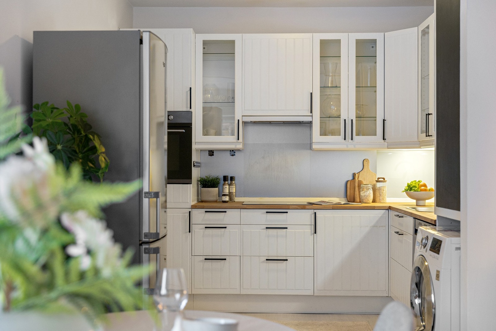 Kjøkkenet ligger i åpen løsning mot stuen og har en praktisk og funksjonell utforming. Galleribilde