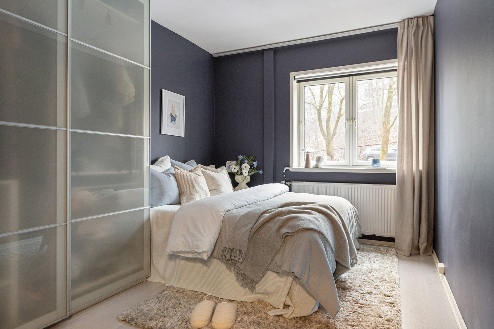 Soverommet har en god størrelse og gir plass til dobbeltseng, nattbord og garderobeløsning. Galleribilde