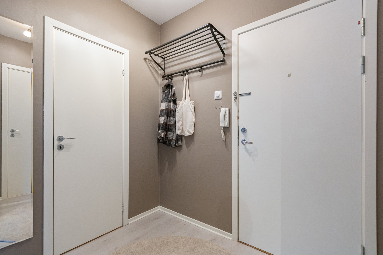 Leiligheten ønskes velkommen via en innbydende entré med god plass til oppheng av yttertøy og oppbevaring av sko. Galleribilde