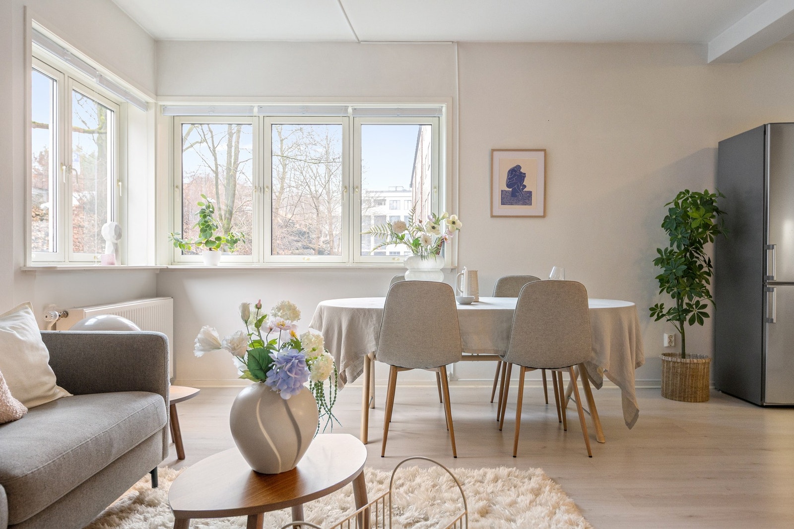 Leiligheten har en god planløsning med romslige oppholdsrom og store vindusflater som gir rikelig med naturlig lys og en luftig atmosfære. Galleribilde