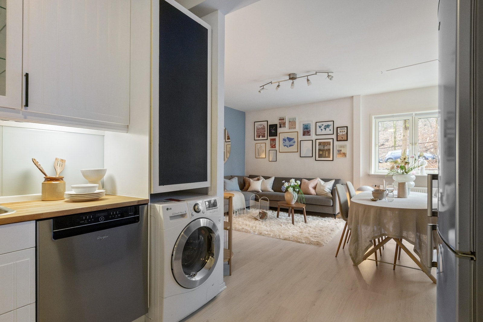 Den åpne løsningen mot kjøkkenet skaper en sosial sone som egner seg godt både til hverdags og når man har gjester. Galleribilde