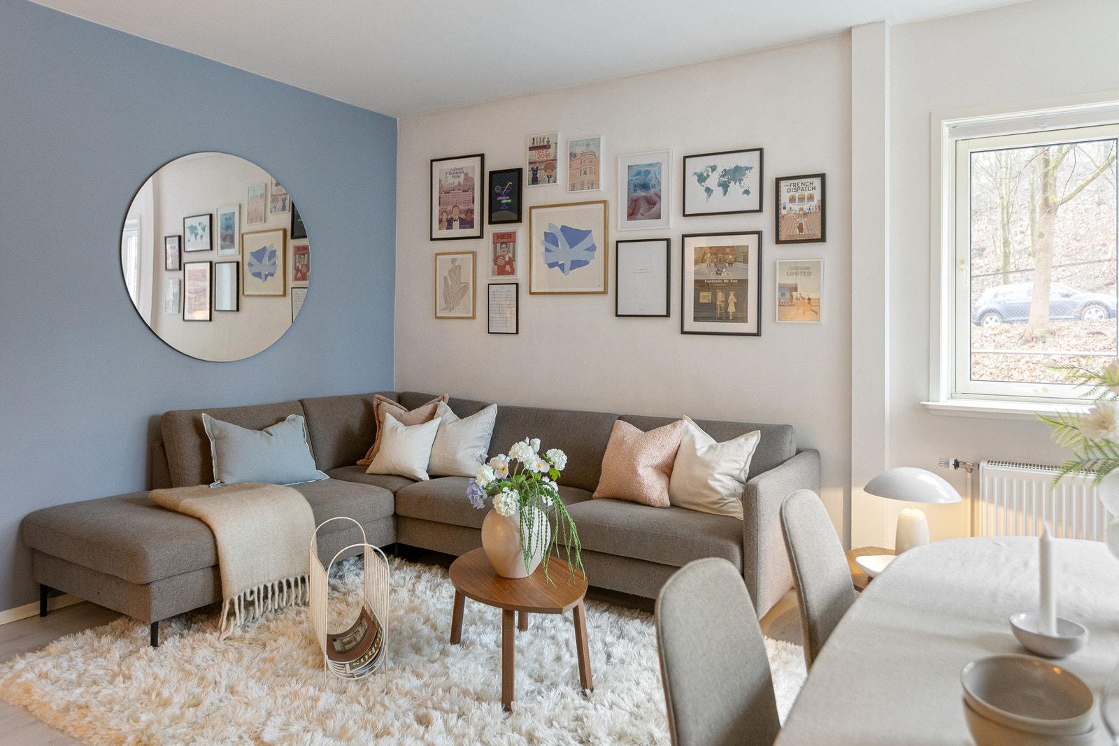 Fastmonterte hyller og speil i stue kan medfølge om ønskelig. Galleribilde