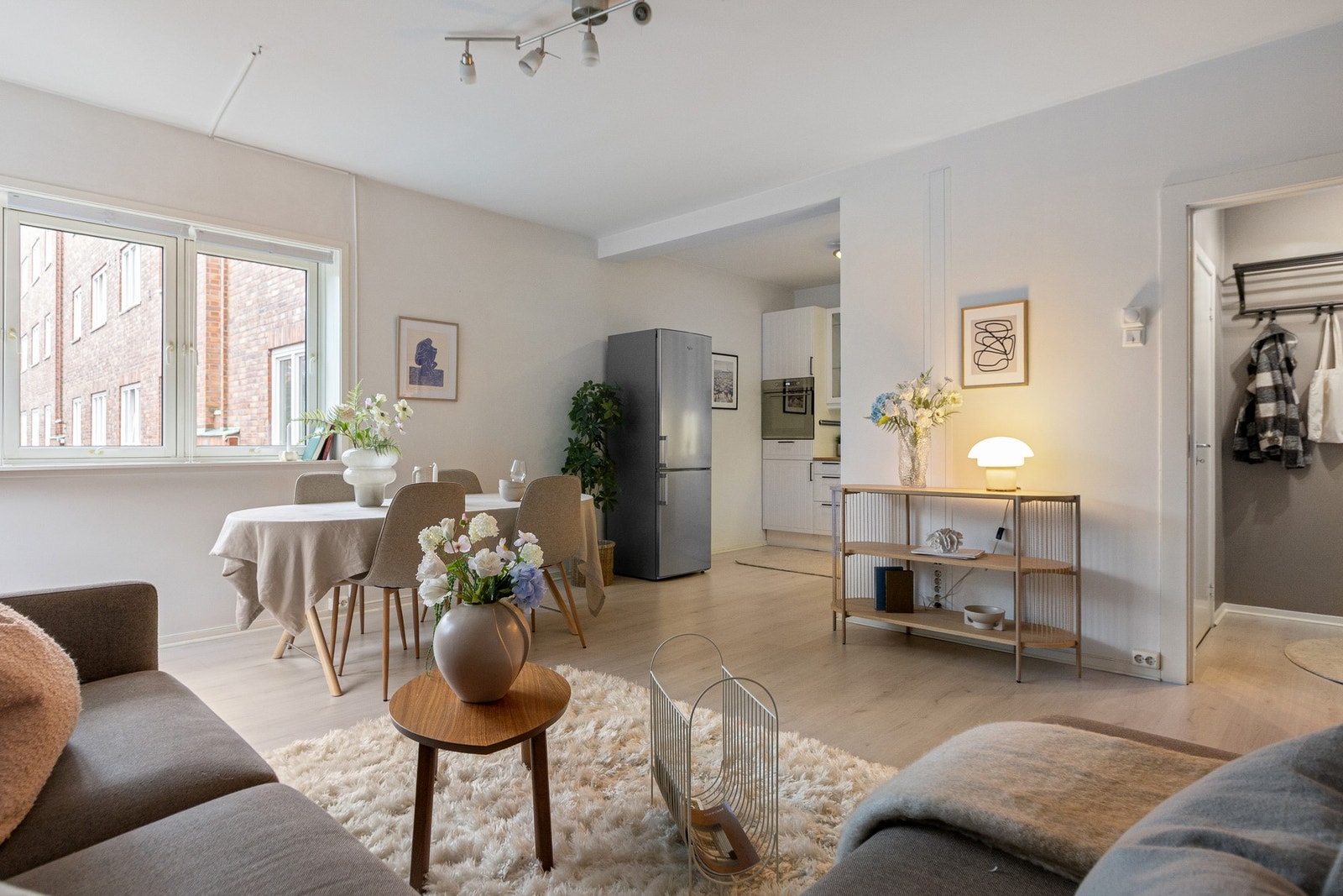 Stuen fremstår som romslig og lys, med store vindusflater som slipper inn rikelig med naturlig lys gjennom dagen. Galleribilde