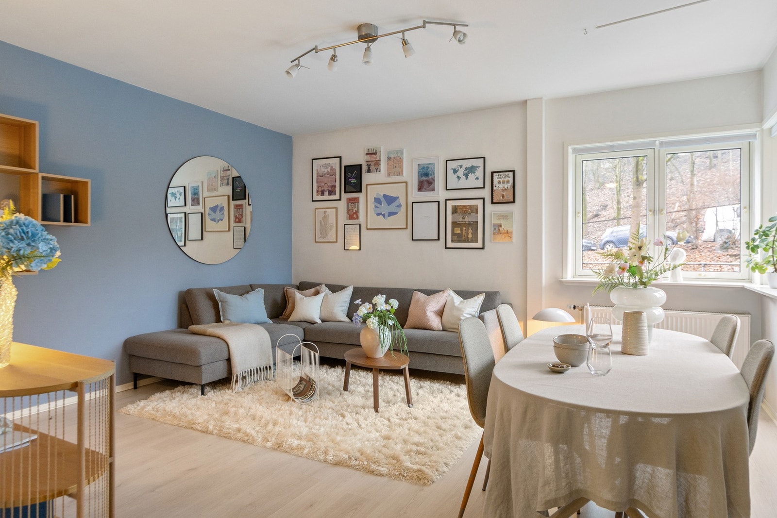 Rommet har en god planløsning med fleksible møbleringsmuligheter, og det er naturlig plass til både sofagruppe med tilhørende møblement og en hyggelig spiseplass. Galleribilde