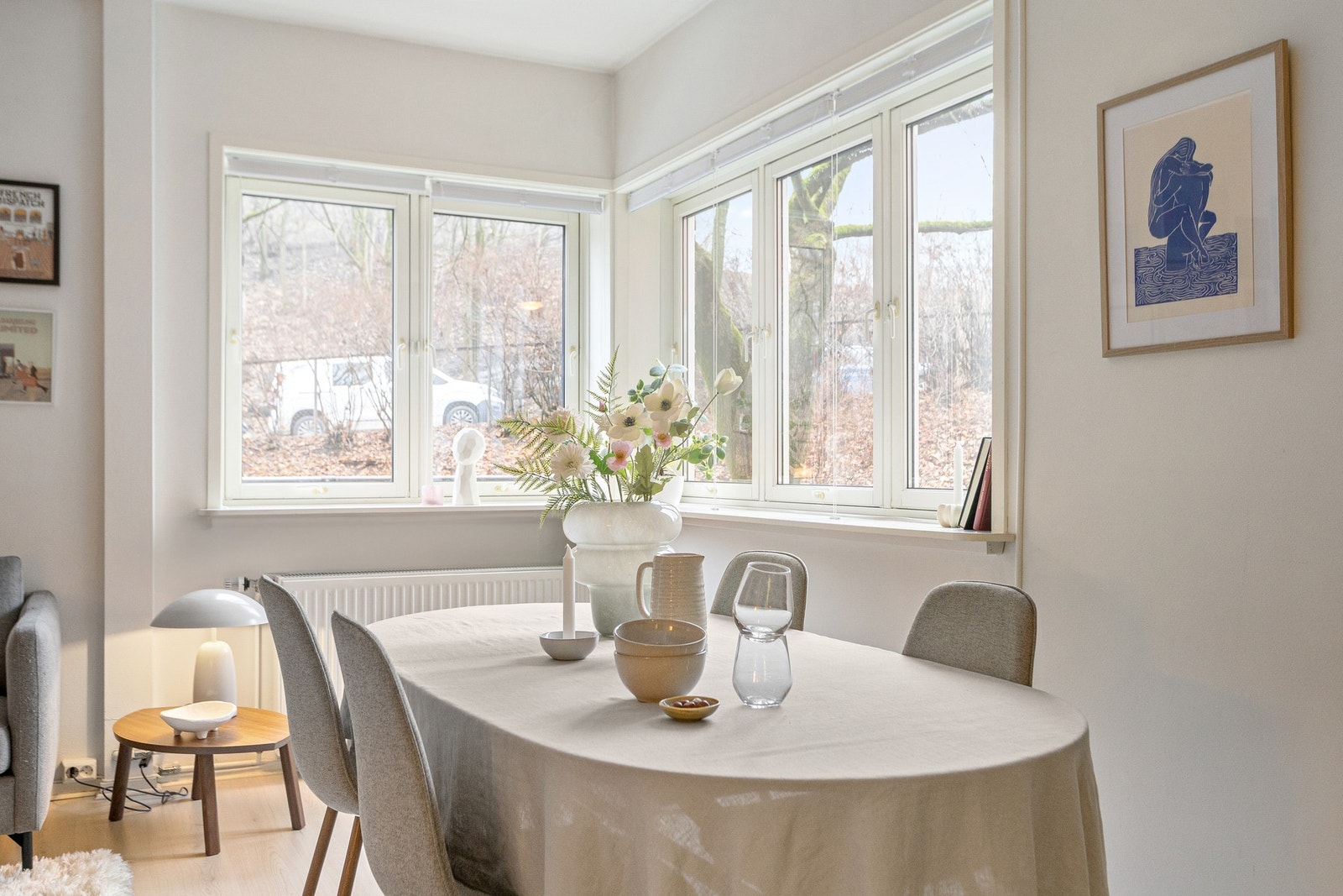 Det er montert pliségardiner i stue som praktisk skjermer for innsyn. Galleribilde