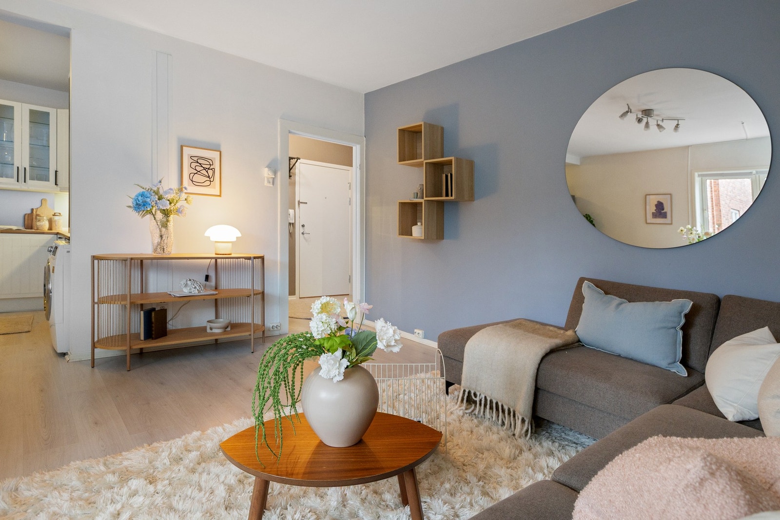 Gulvet er belagt med laminat, som er gjennomgående for alle oppholdsrom og bidrar til en helhetlig og lun atmosfære. Galleribilde