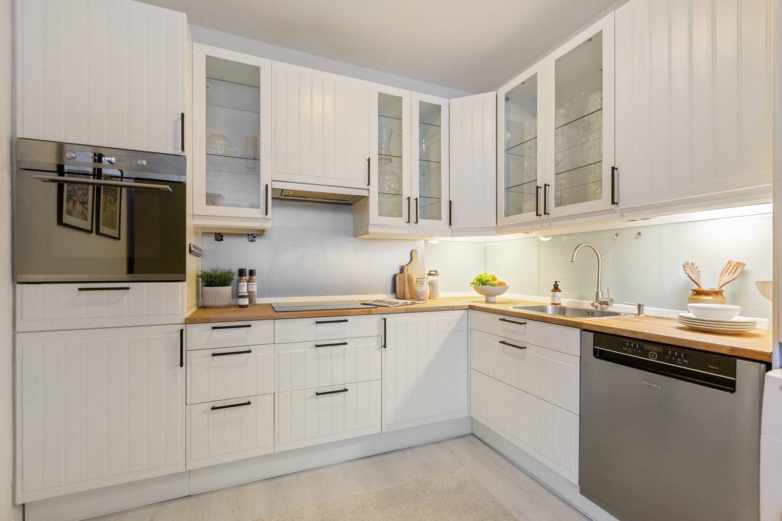 Innredningen fra IKEA har malte, profilerte fronter som gir et klassisk uttrykk, kombinert med benkeplate i heltre eik og tilhørende sprutplate. Galleribilde