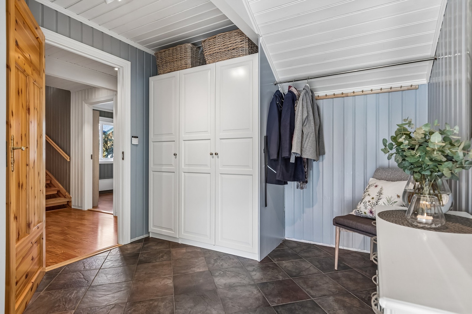 Entré med gode løsninger for en ryddig og praktisk hverdag. Galleribilde