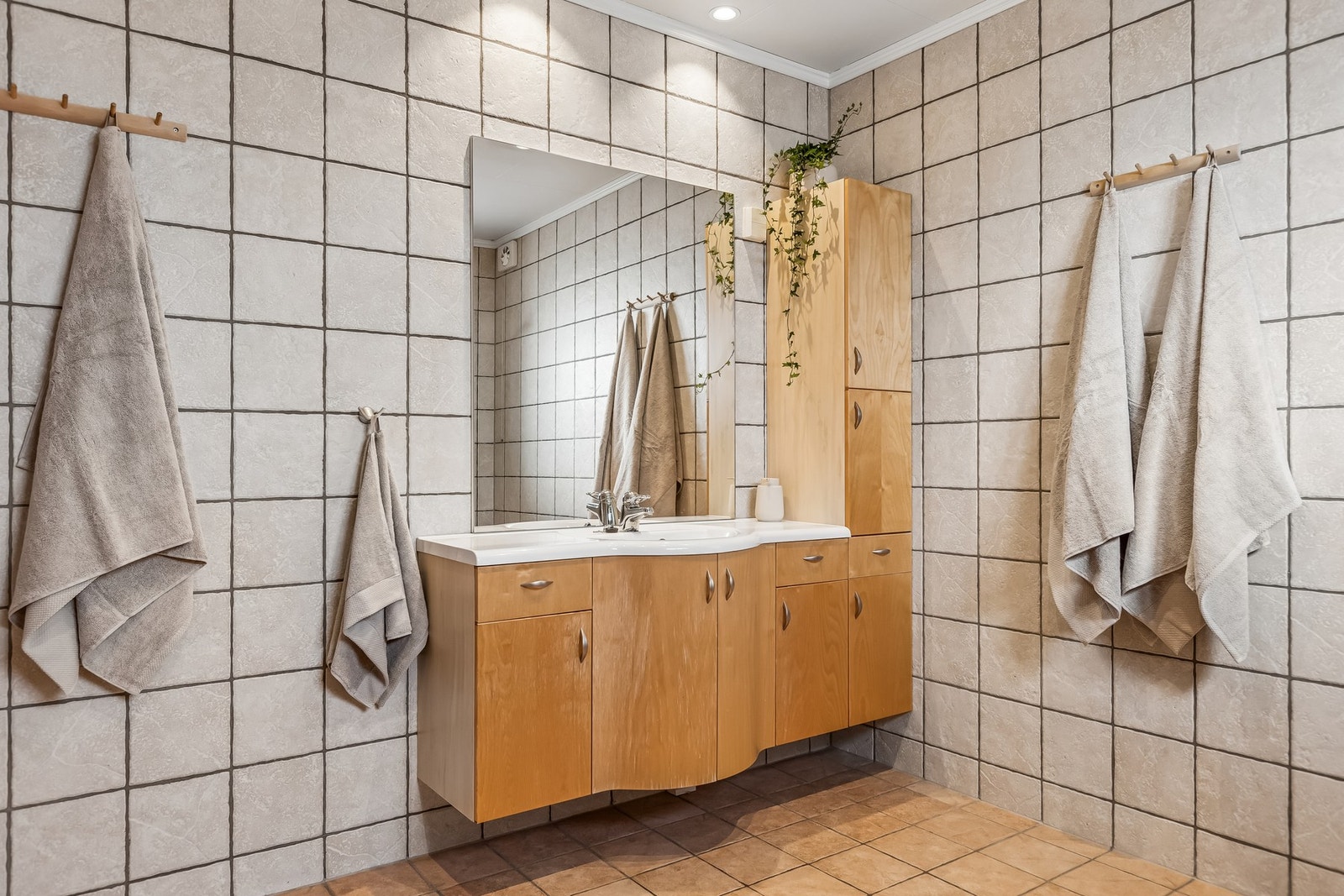 Romslig flislagt baderom. Galleribilde