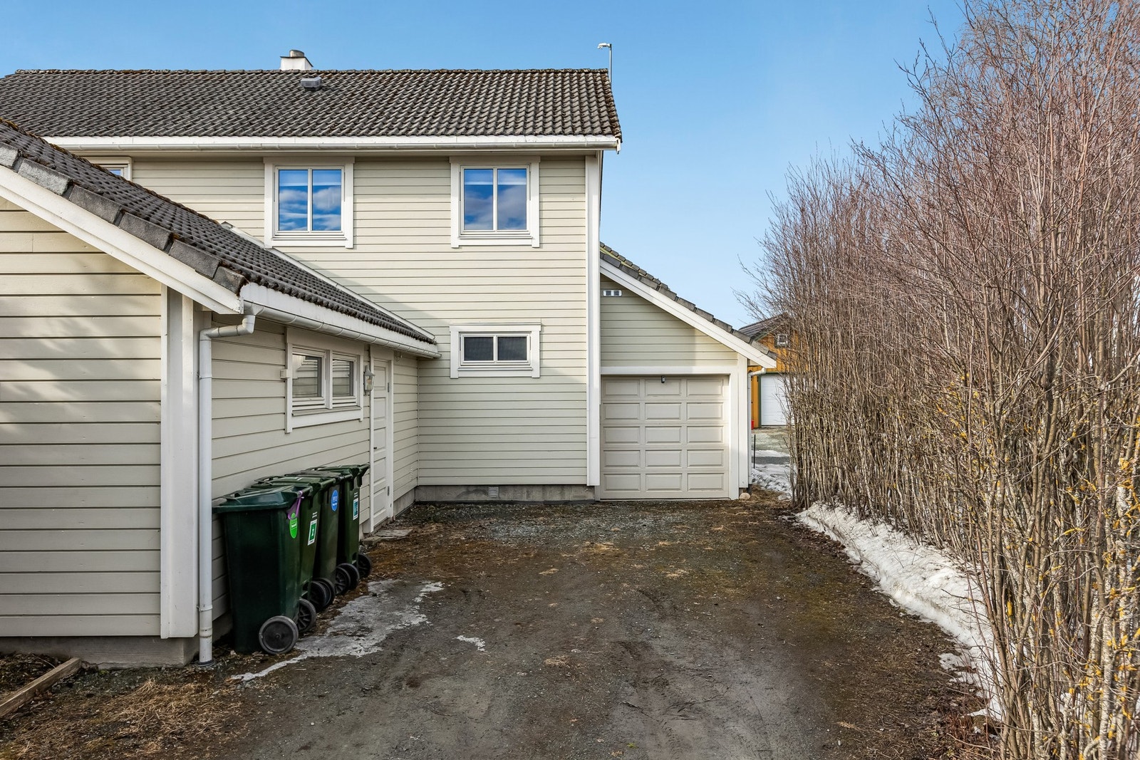 Her kan du se inngang til vedboden som egner seg som en garasje for mindre kjøretøy, eller for god oppbevaring. Er også dør direkte inn til dobbeltgarasjen fra baksiden. Galleribilde