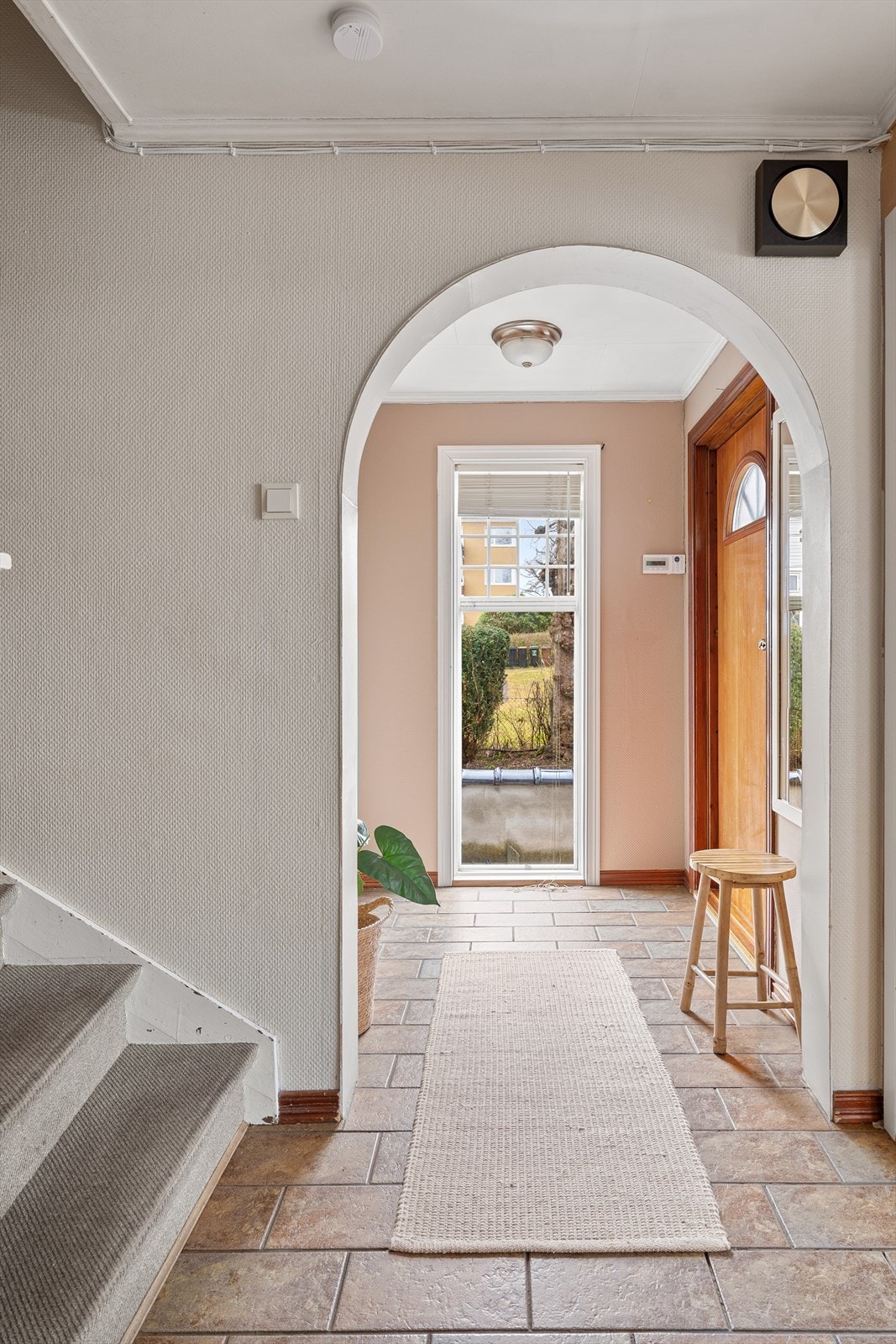 Praktisk entré med plass til oppbevaring av yttertøy og sko. Galleribilde