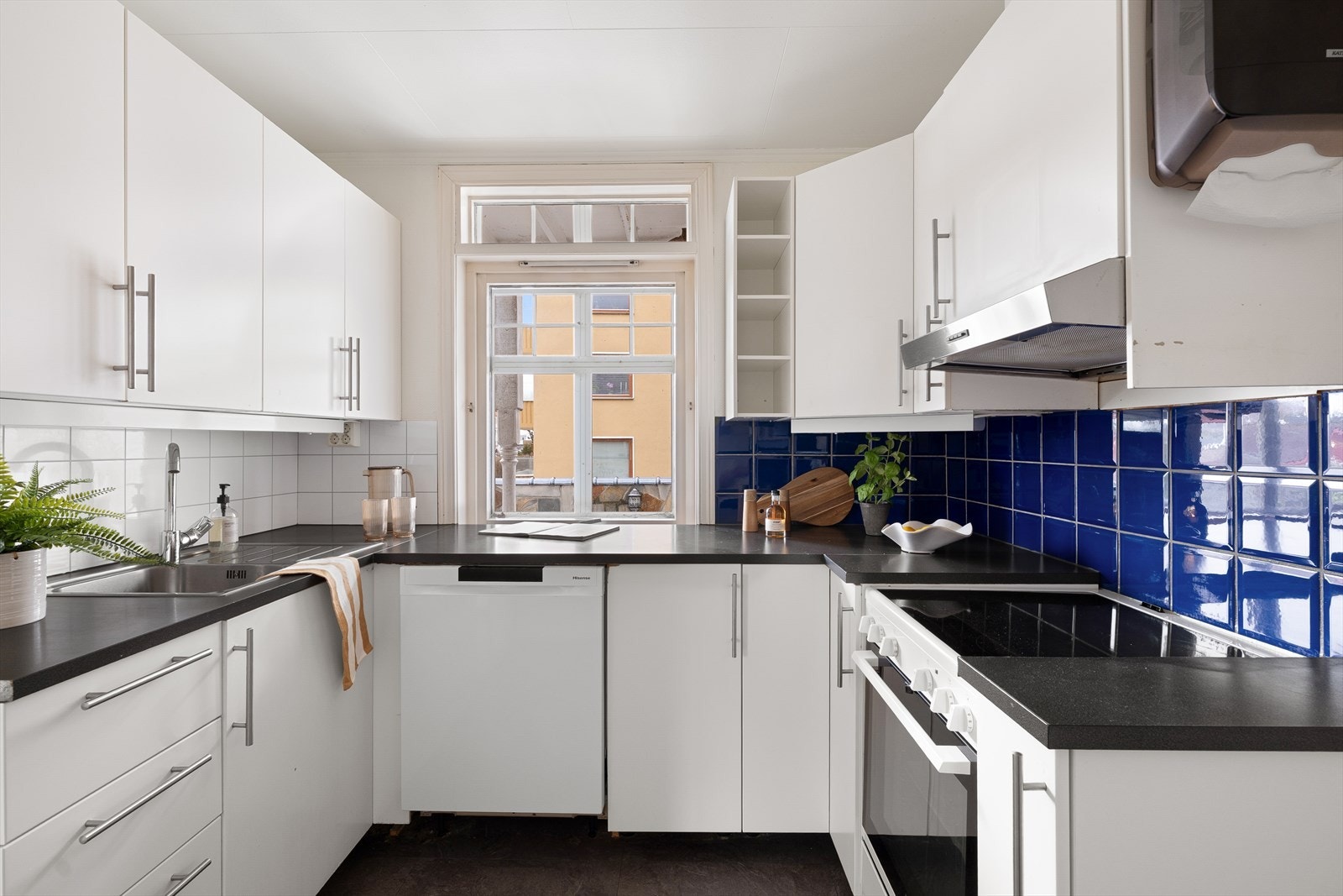 God skap- og benkeplass gir praktiske arbeidsforhold på kjøkkenet. Galleribilde