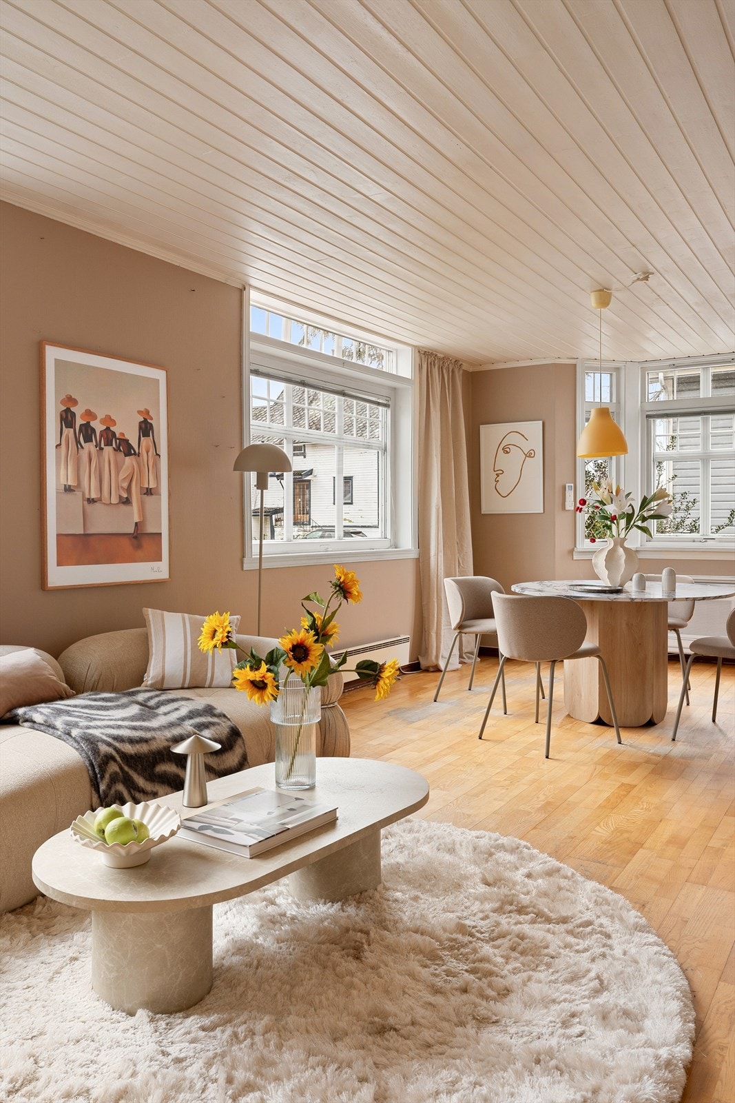 Store vindusflater slipper rikelig med naturlig lys inn til boligen. Galleribilde