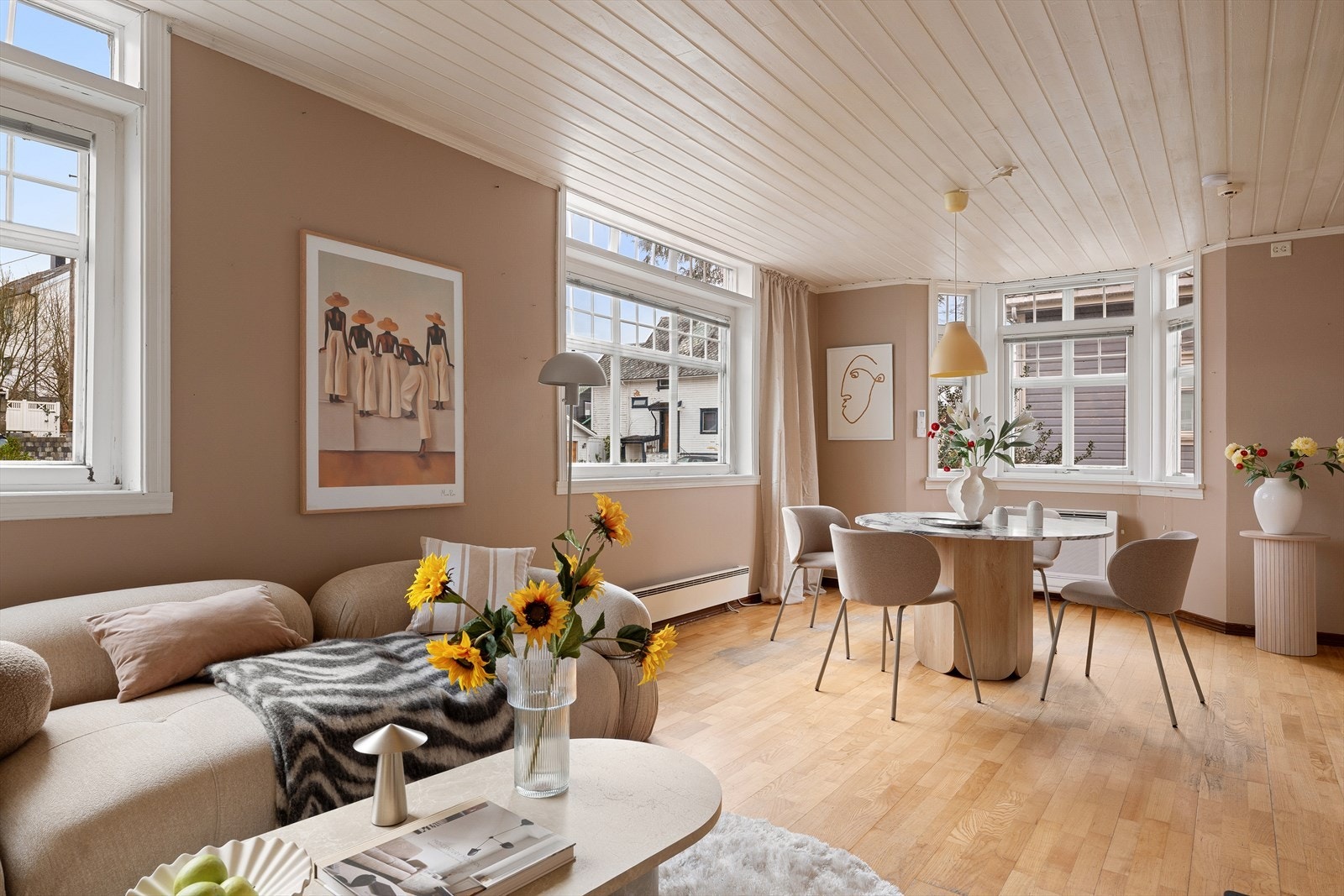 Praktisk spisekrok som gir en sosial og funksjonell løsning ved kjøkkenet. Galleribilde