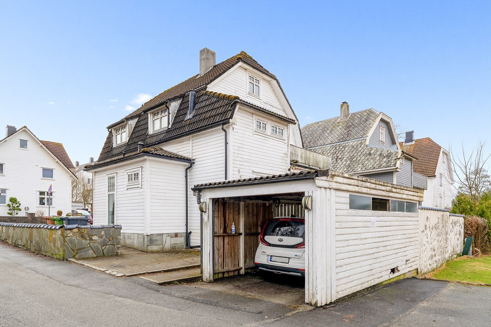 Parkering i garasje og på egen tomt. Galleribilde