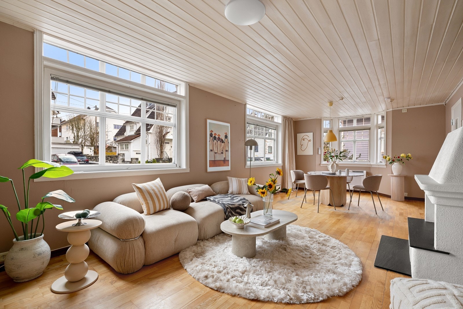 Romslig stue med gode møbleringsmuligheter og plass til sofagruppe. Galleribilde