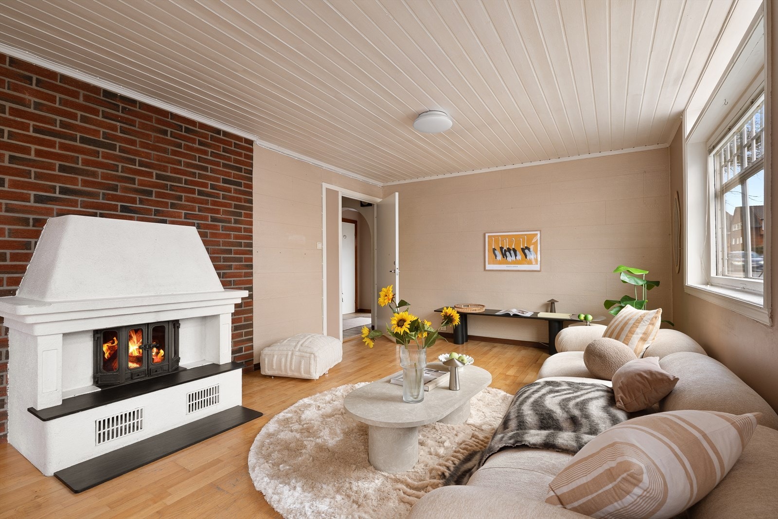 Peis med innsats bidrar til en lun og hyggelig atmosfære i oppholdsrommet. Galleribilde