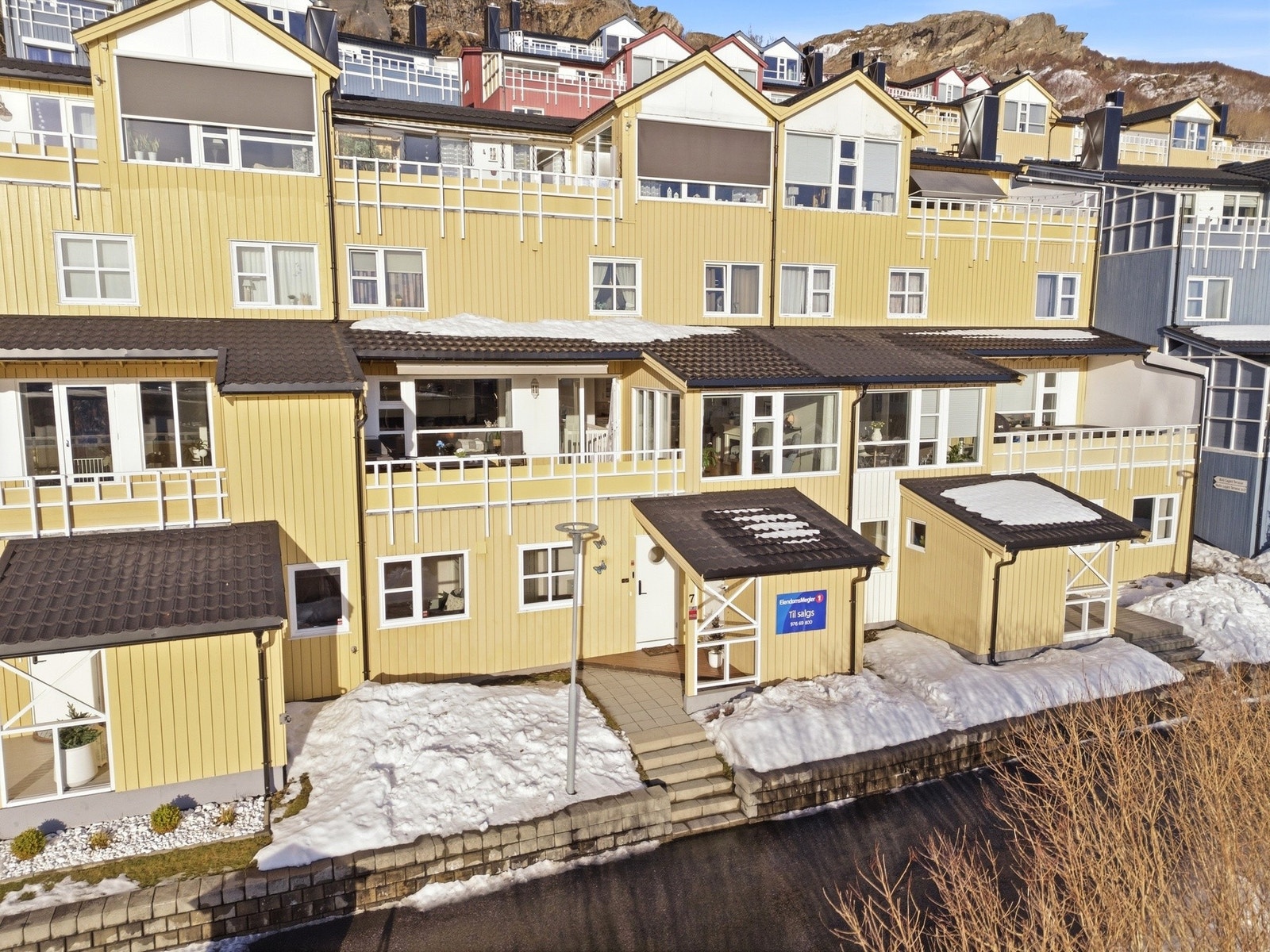 Utebod ved inngang. Fast parkeringsplass i garasjeanlegg med trappeløp ned til leiligheten. Galleribilde