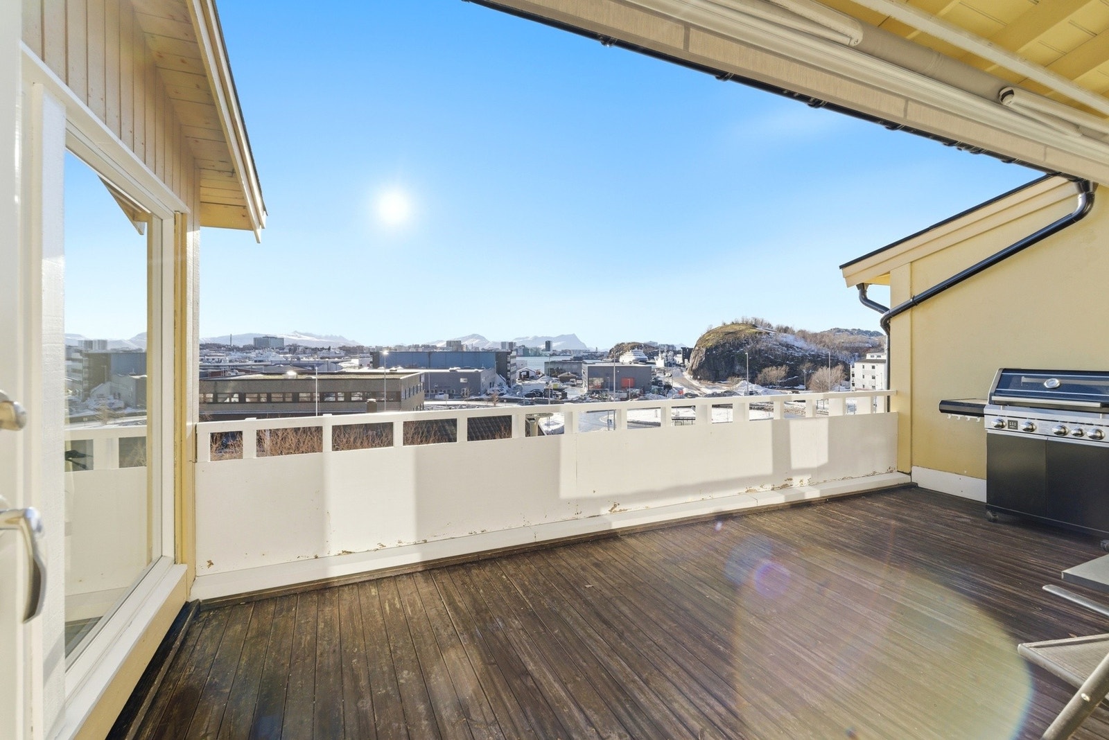 Utgang fra stue til sydvestvendt balkong på ca. 19 m² Galleribilde