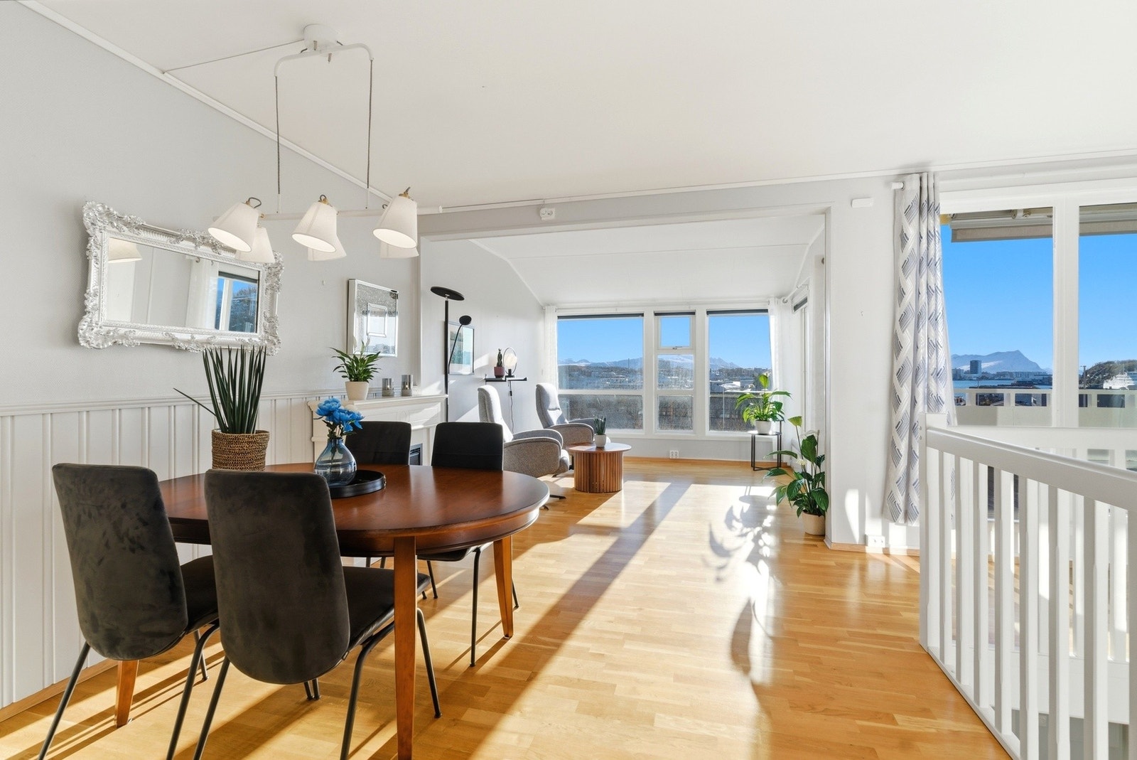 God plass til spisebord i tilknytning kjøkken - her er det hyggelig å samle venner og familie! Galleribilde