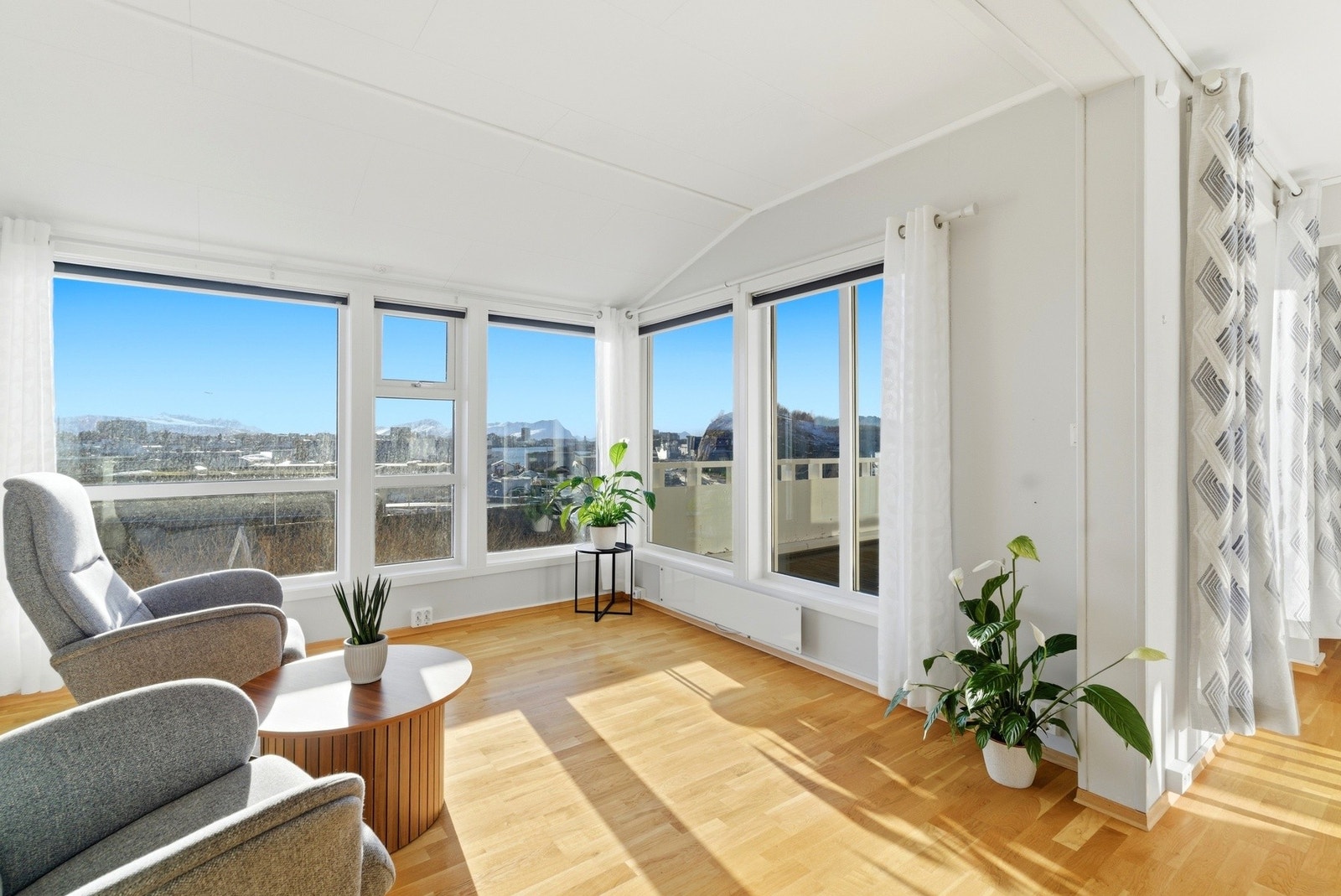 Legg merke til de store vindusflatene og det herlige lysinnslippet! Galleribilde
