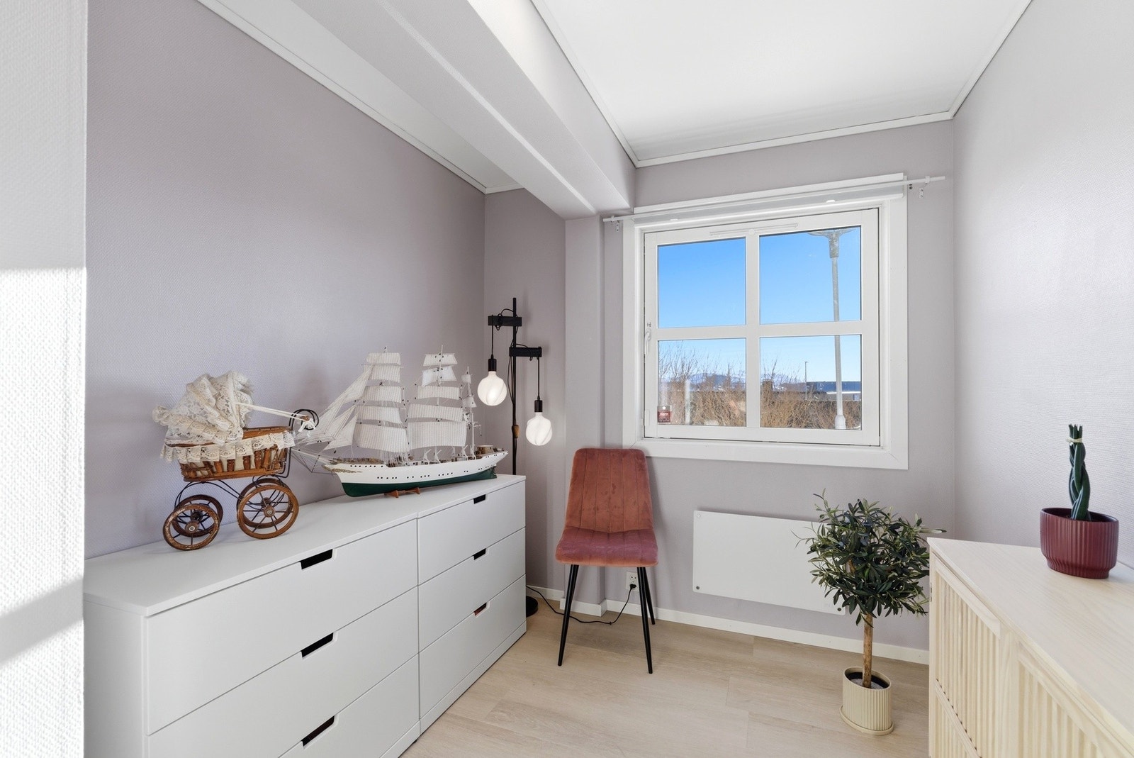 Soverom nr. 3 - egner seg fint til bruk som barnerom, gjesterom eller kontor - alt etter behov. Galleribilde