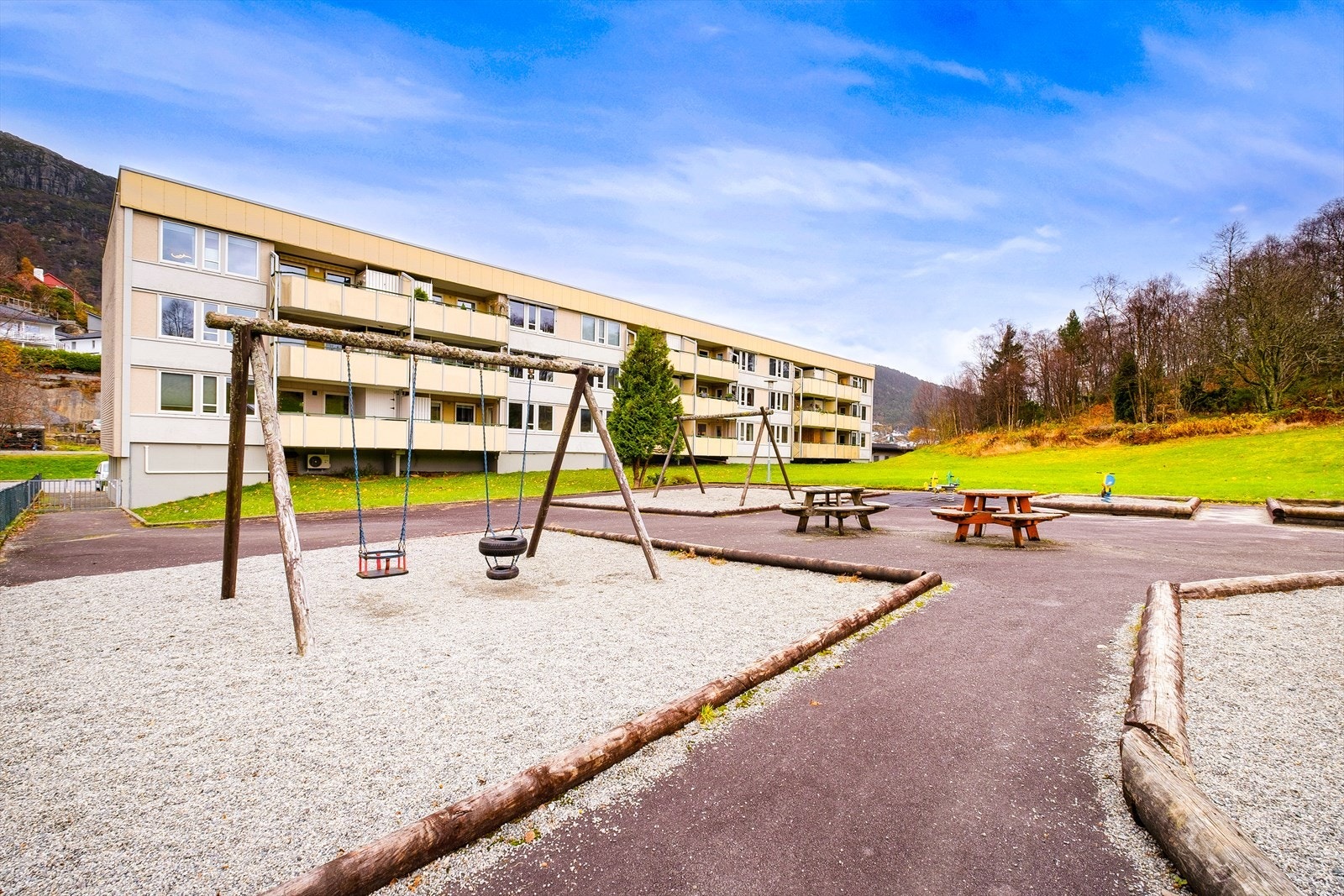 Borettslagets tomt er pent opparbeidet med asfalterte veier, parkeringsplasser, grøntområder og diverse beplantning. Galleribilde
