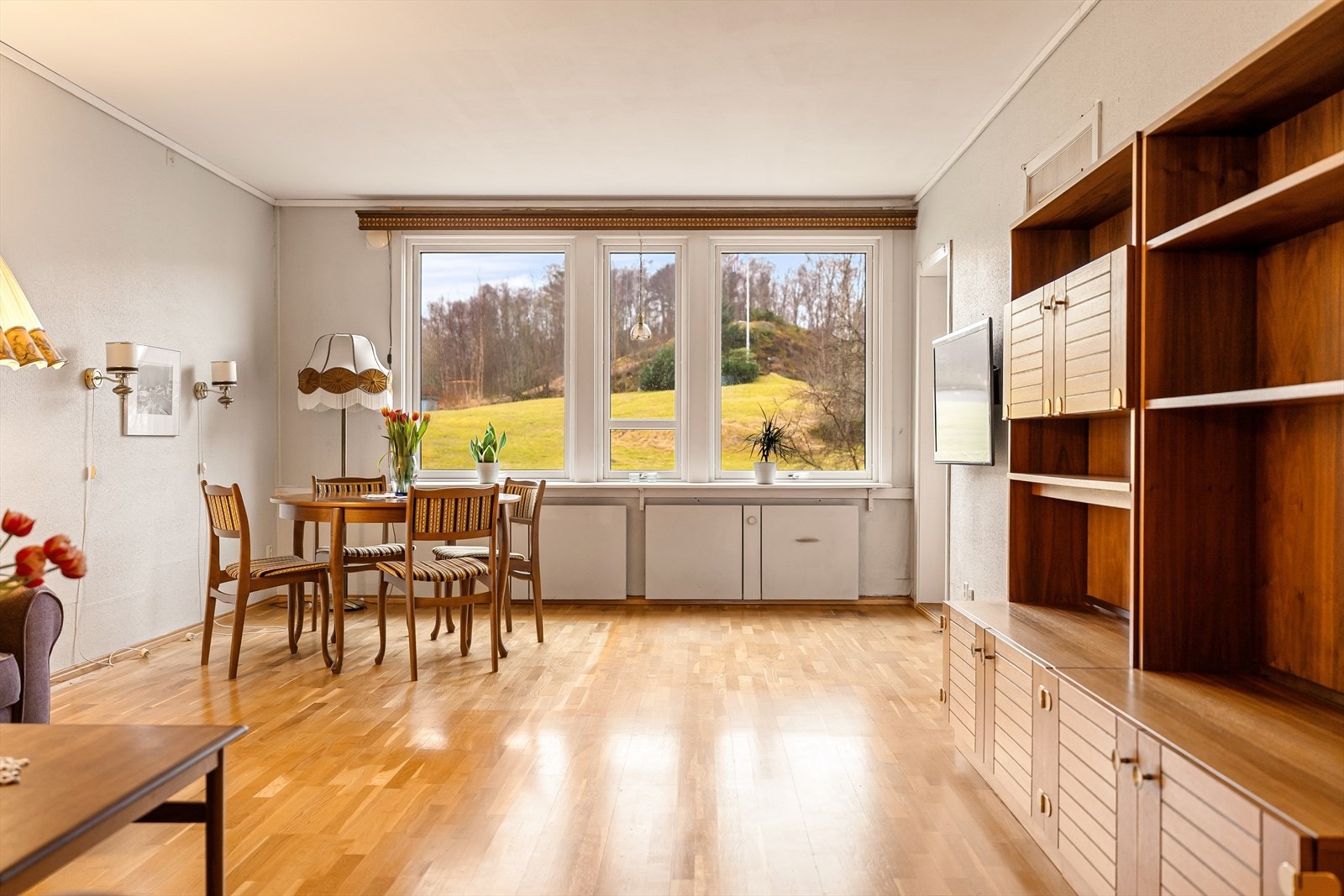 Store vindusflater gir rikelig med naturlig lysinnslipp Galleribilde