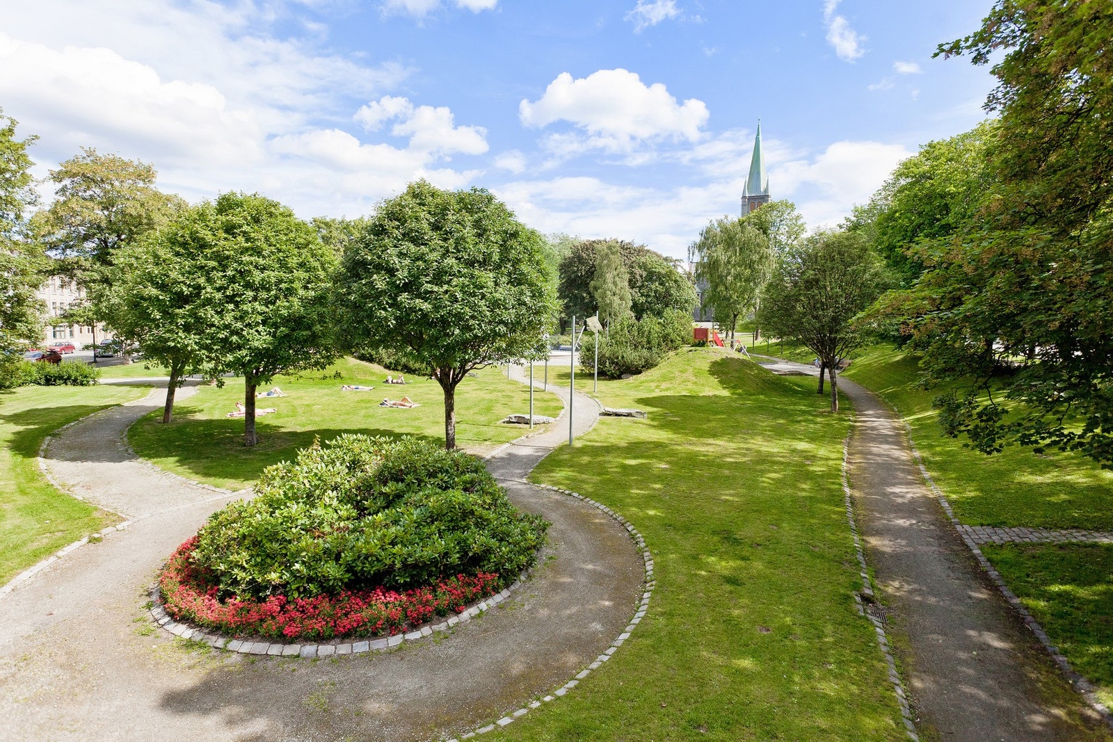 Spaserturen ned til Lademoparken tar ca. 5-10 min, og man kan følge den nye miljøgata videre ned til Solsiden. Galleribilde
