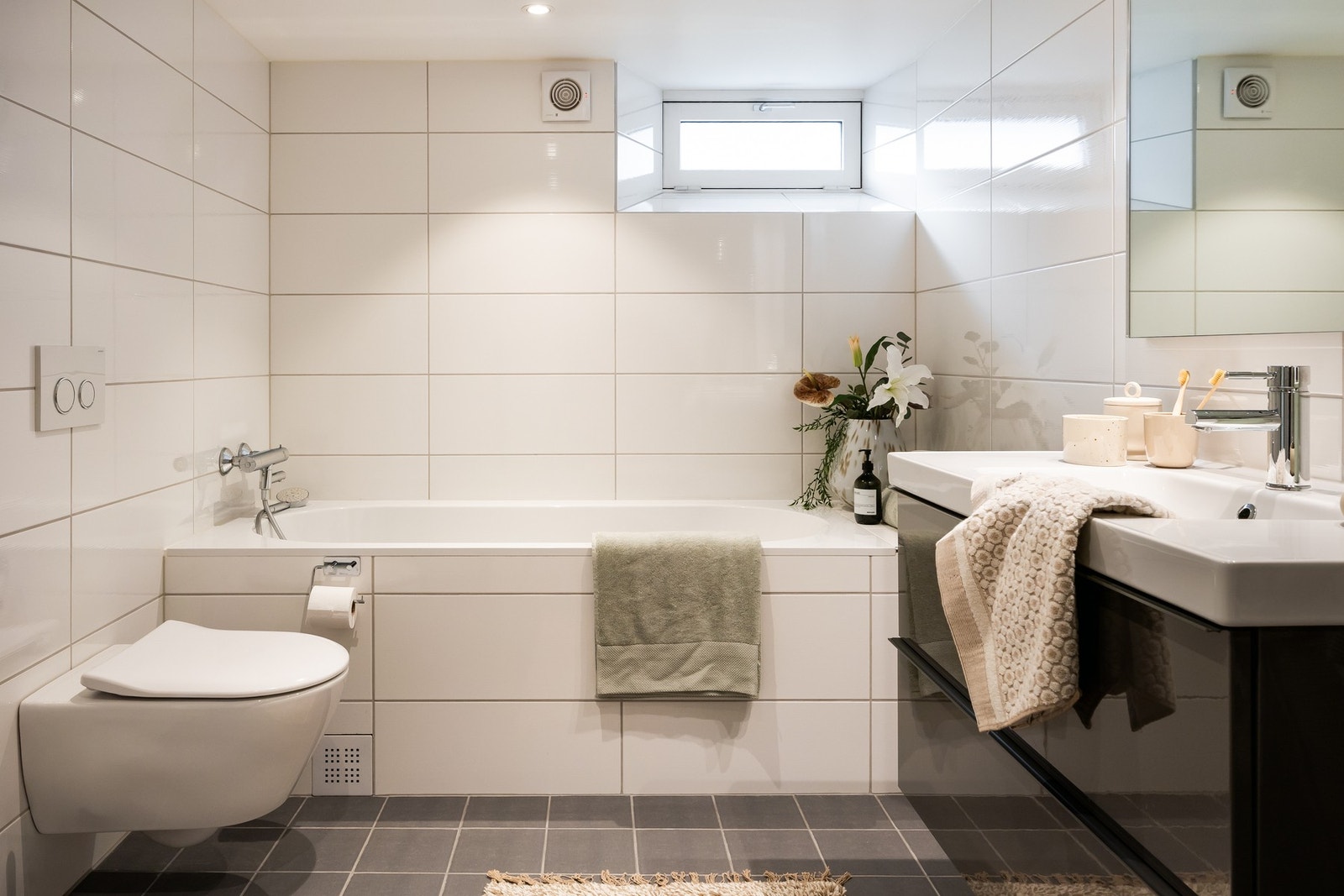 Badekar og vegghengt toalett fra Villeroy & Boch. Ingen tegn til fukt eller skade iht. takstrapport, tilstandsgrad 1. Galleribilde